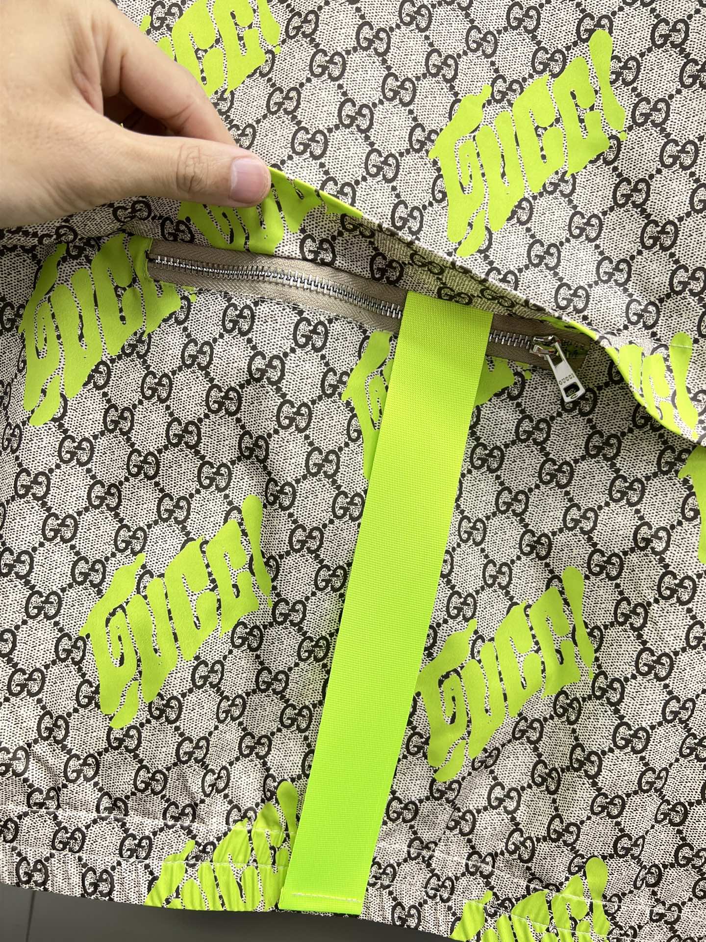 Gucci Chaqueta con Capucha Estampada - Diseño Exclusivo y Elegancia Urbana 16 i1755850729739 188 0 14