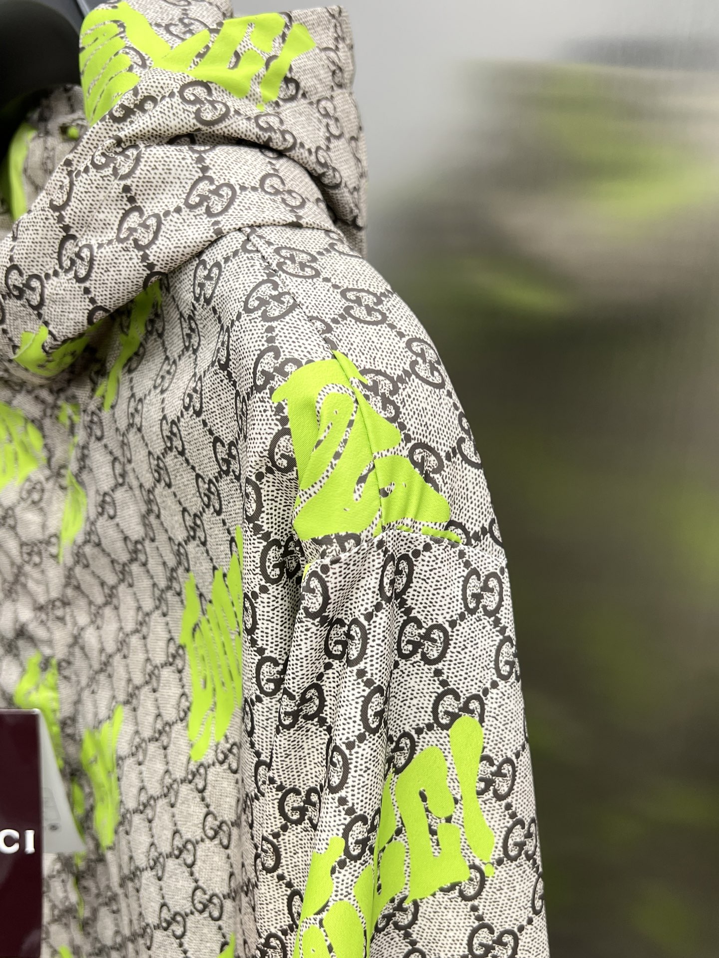 Gucci Chaqueta con Capucha Estampada - Diseño Exclusivo y Elegancia Urbana 8 i1755850730347 7500 0 6