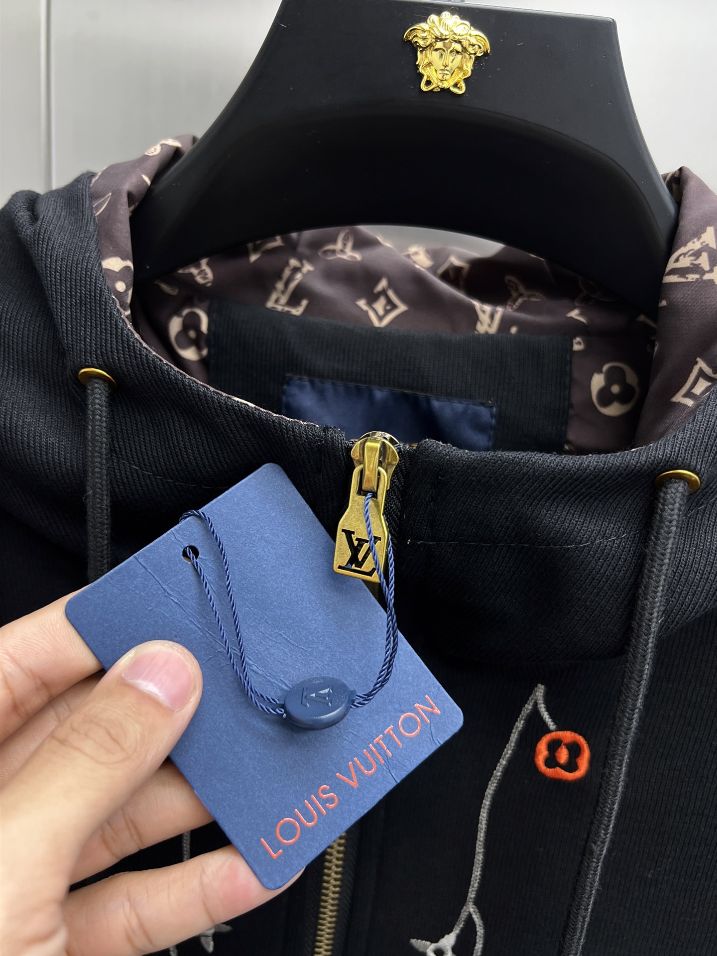 Louis Vuitton Chaqueta con Capucha Estampada para Hombre - Elegancia y Estilo 6 i1755850767556 8765 0 4