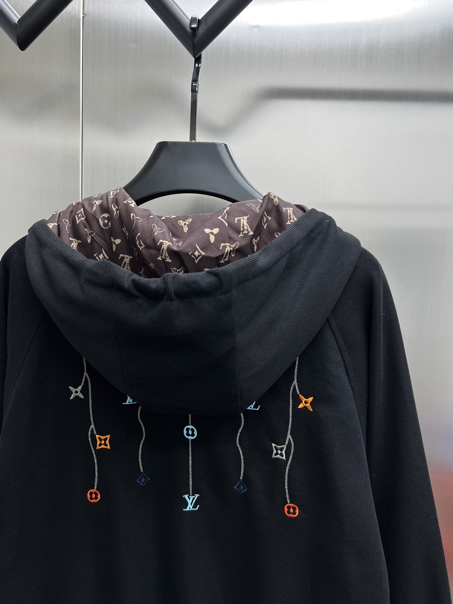 Louis Vuitton Chaqueta con Capucha Estampada para Hombre - Elegancia y Estilo 13 i1755850769325 2347 0 11