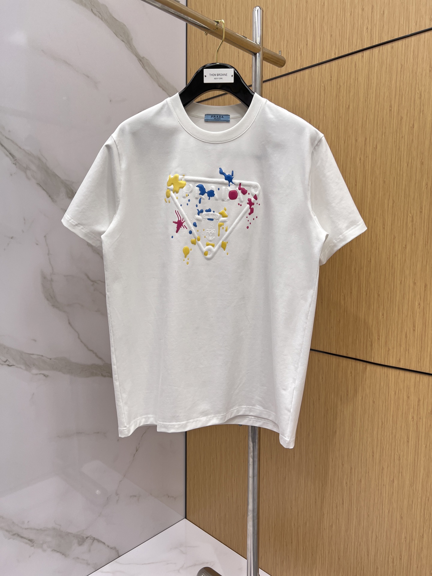 P125 Prada🌟¡La última camiseta de manga corta con cuello redondo en el nuevo mostrador de lanzamiento, diseño personal…