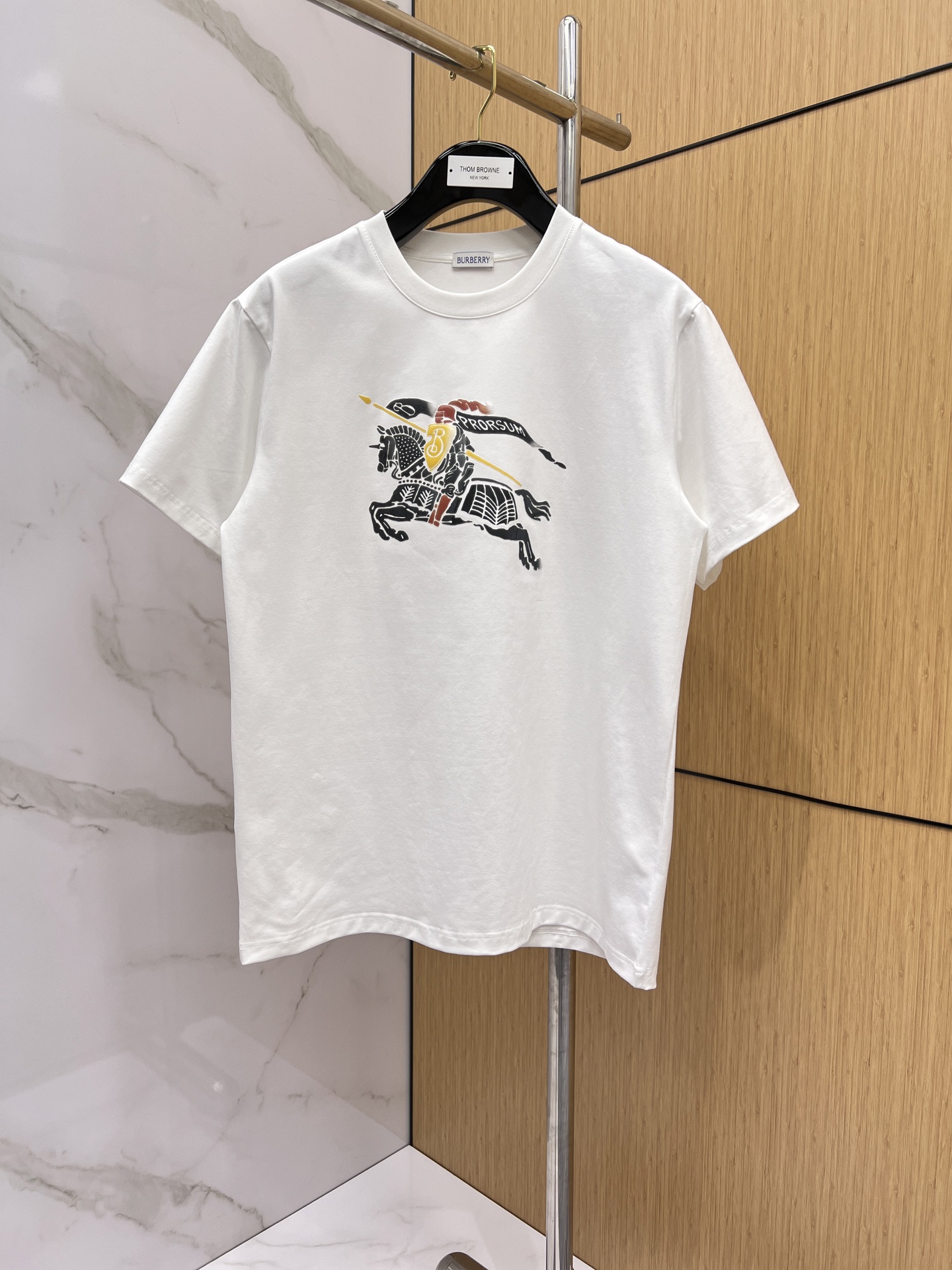 P125 Burberry🌟¡Nueva camiseta de manga corta con cuello redondo y mostrador de debut, diseño personalizado de alta gam…