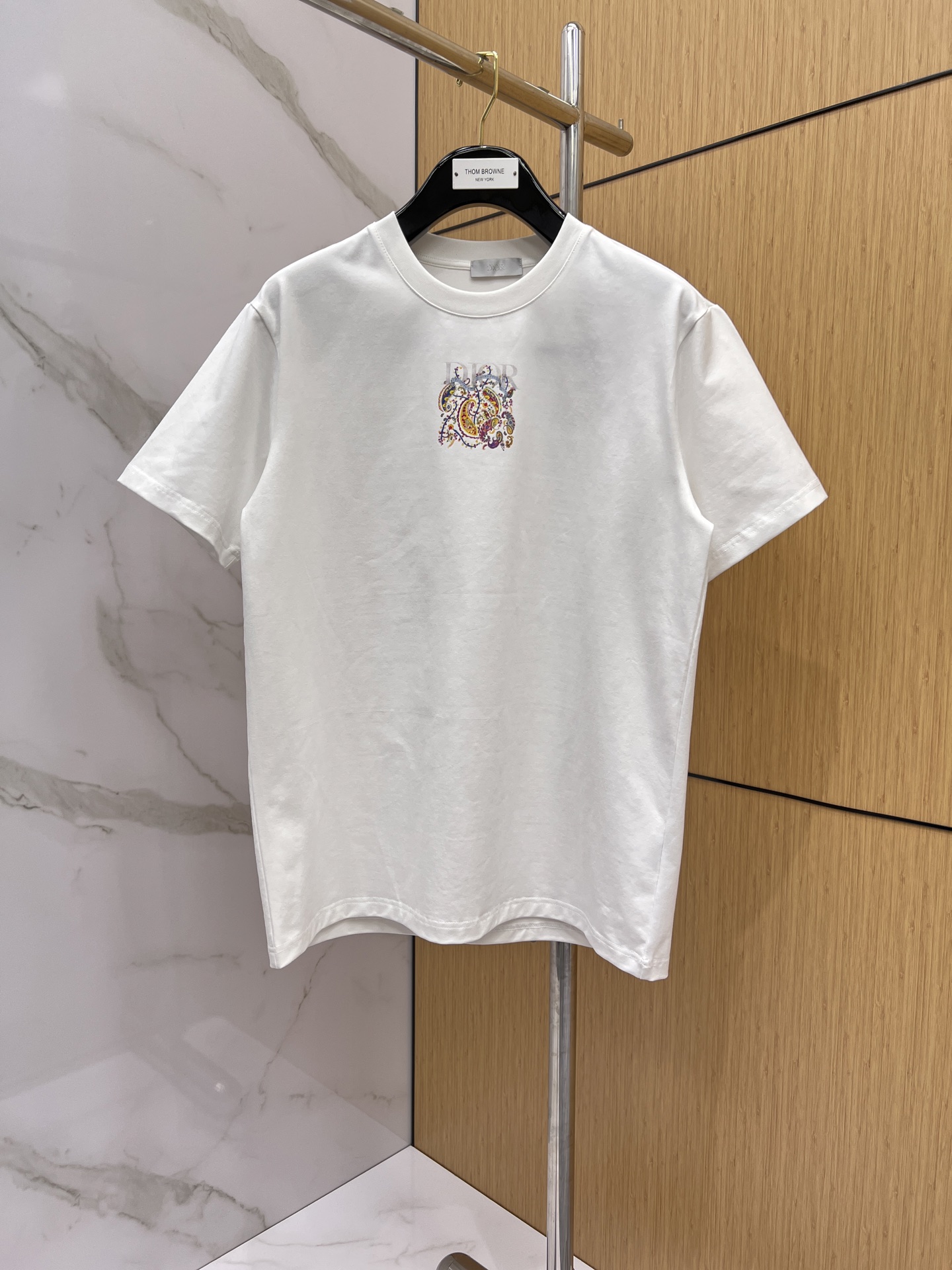 P125 Dior🌟¡La última camiseta de manga corta con cuello redondo en el nuevo mostrador de lanzamiento, diseño personali…