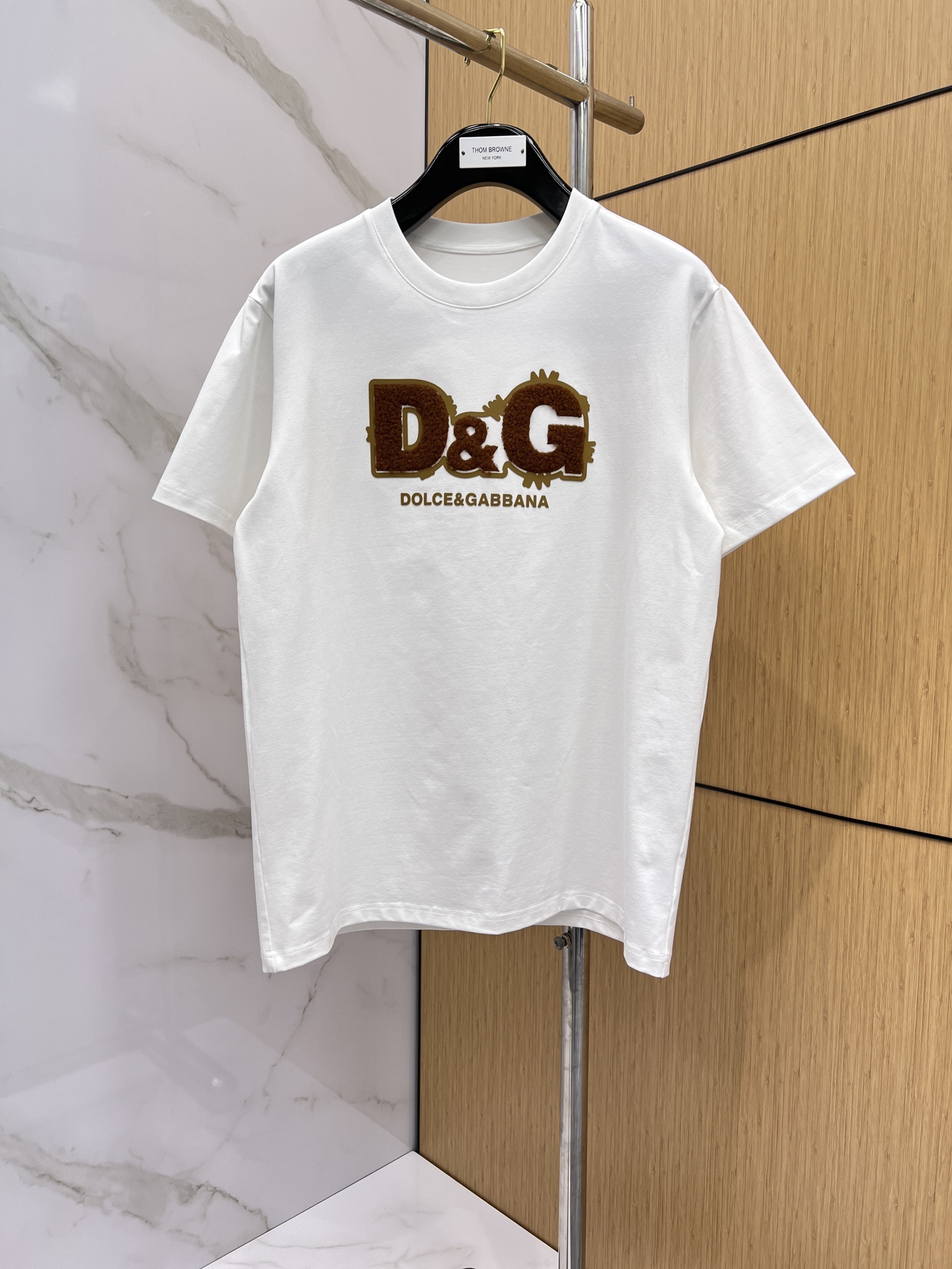 P125 Dolce & Gabbana DG🌟Nuevo lanzamiento, última camiseta de cuello redondo de manga corta de la tienda ofi…