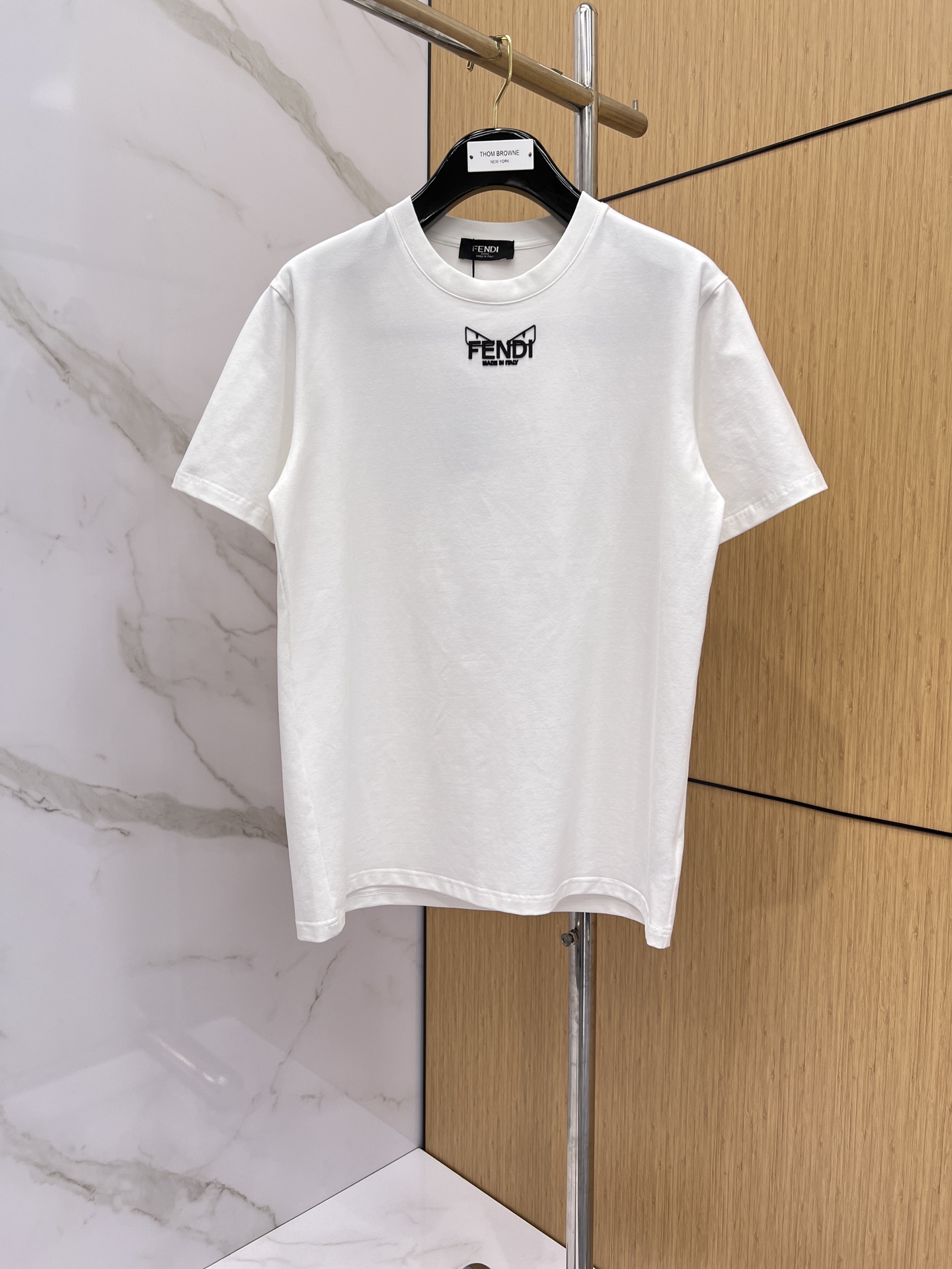 P125 Fendi 🌟Nuevo lanzamiento, camiseta de cuello redondo de manga corta de la última colección de la tienda insignia.…