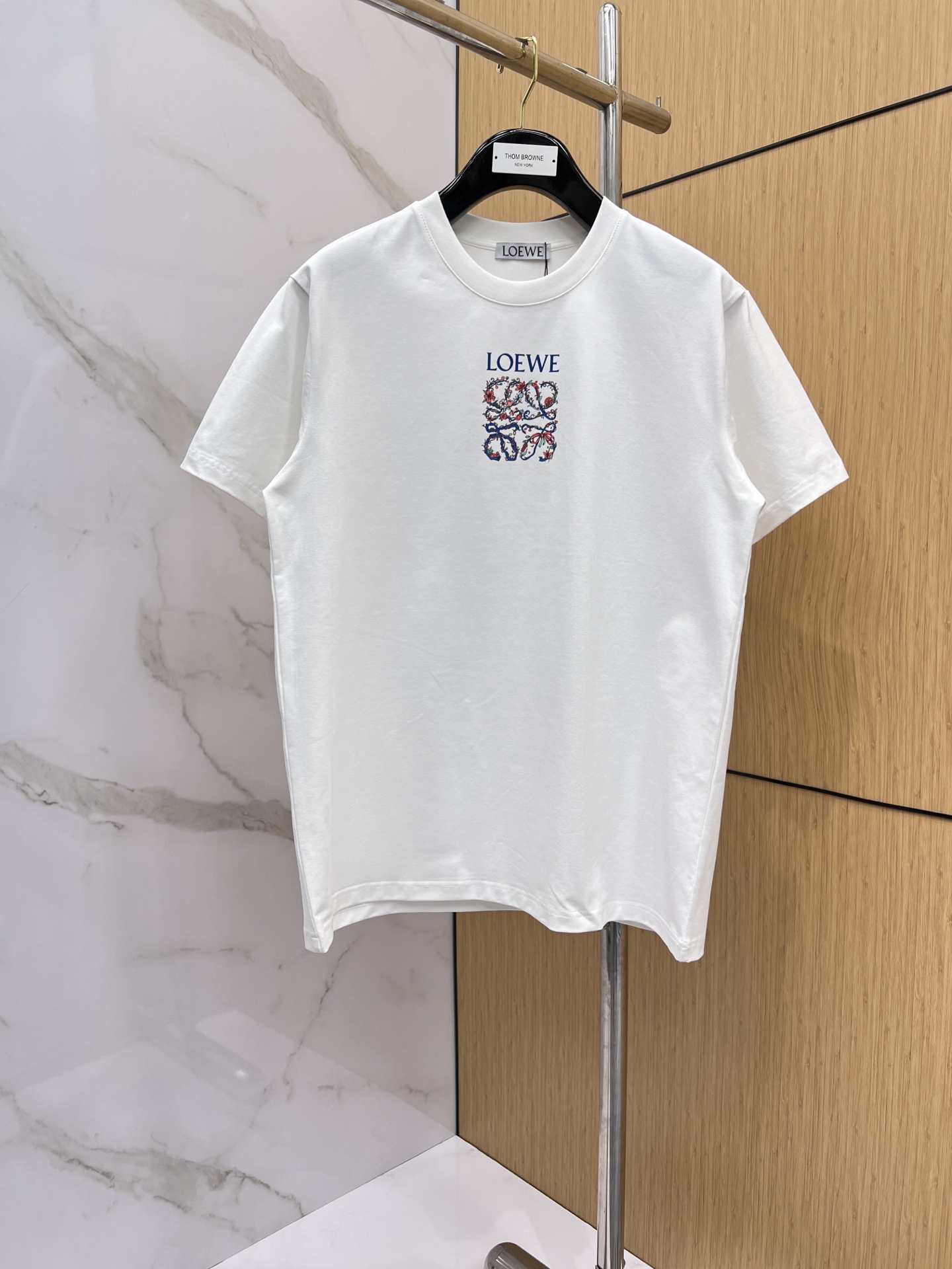 P125 Loewe 🌟 nuevo modelo, primer lanzamiento en tiendas oficiales. Camiseta de cuello redondo y manga corta…