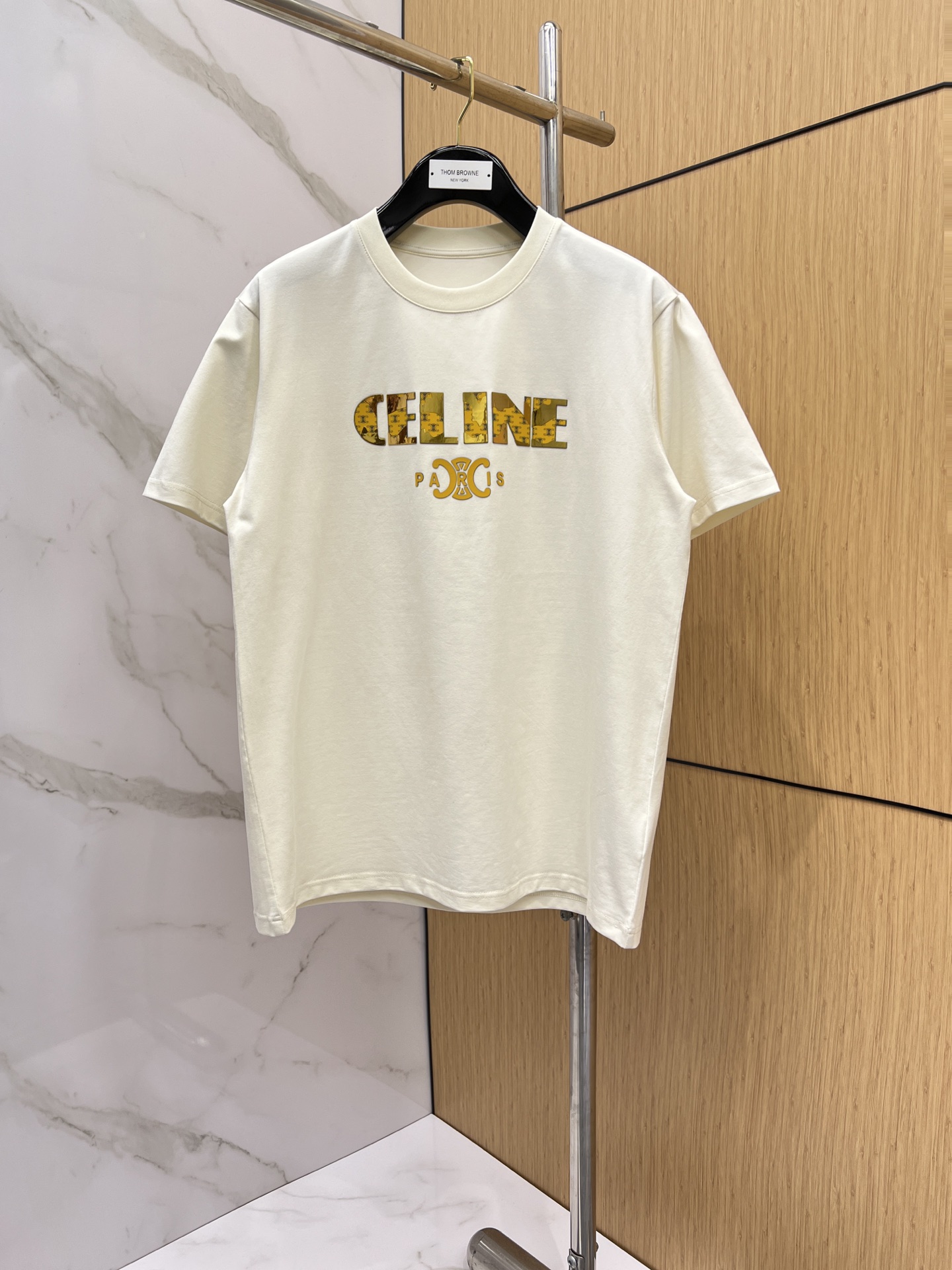 P125 Celine 🌟Nuevo lanzamiento, última camiseta de cuello redondo de manga corta de la tienda insignia, alta personali…