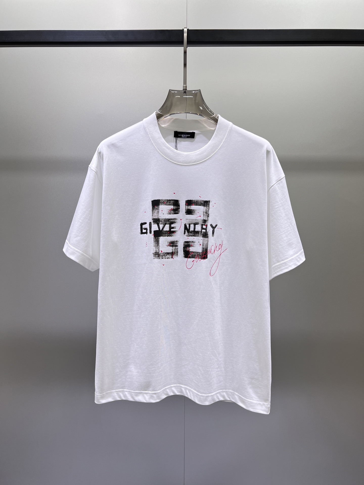 P110 Givenchy🌟La nueva camiseta de manga corta resistente de doble capa con estampado de letras. Ya sea una camiseta o…