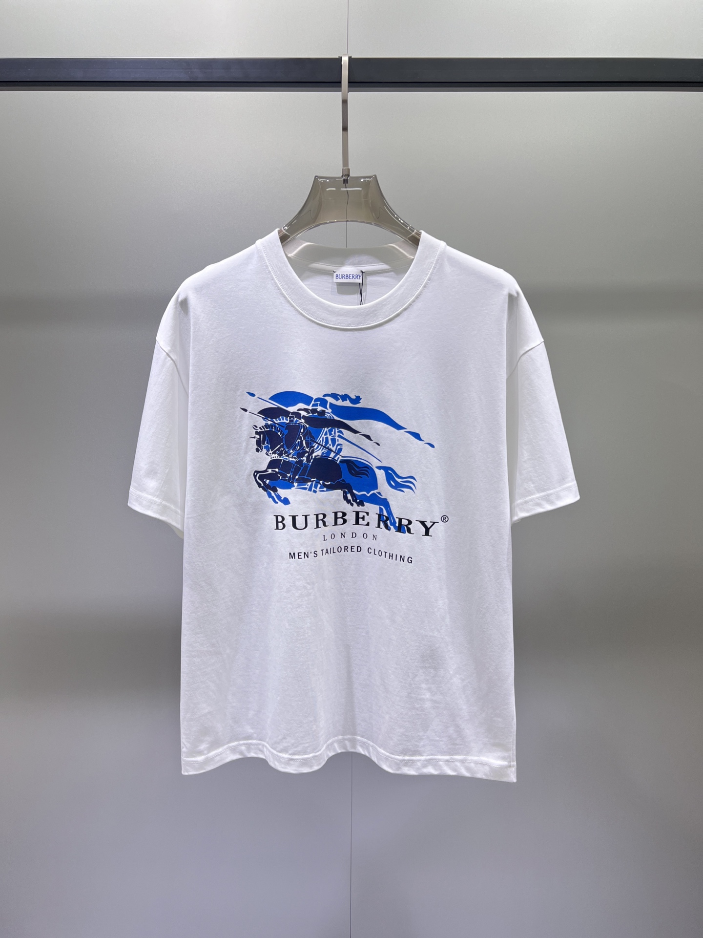 P110 Burberry🌟Nueva camiseta de manga corta resistente de doble capa con estampado de letras. Ya sea una camiseta o un…