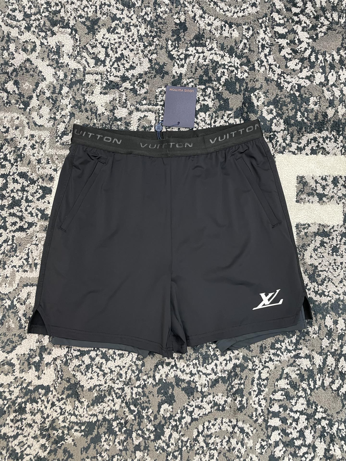 NO:775423,Lujia 26ss new double-layered jogging shorts are fashionable and functional. The outer layer is a traditional running shorts shape and has a built-in support layer. Its soft and breathable technical fabric has four-way stretch to ensure a comfortable fit. The elastic waistband is decorated with Louis Vuitton words, and the left trouser leg is embellished with a reflective LV logo. Can be paired with T-shirts and sweatshirts. High version, Gucci-clothing, gucci, louis vuitton, louis vuitton, louis  vuitton,louis vuitton,shorts,19860909驴家26ss新款双层慢跑短裤兼具时尚感与功能性,外层为传统跑步短裤造型,内置支撑层.其柔软、透气的科技面料具备四向弹力,确保舒适合身.弹力腰带饰以 Louis Vuitton 字样,左裤腿点缀反光 LV 标识.可搭配 T 恤和运动衫.高版本,古驰-服装,gucci,louis vuitton,louis vuitton,louis vuitton,louis vuitton,shorts,,Women's clothing