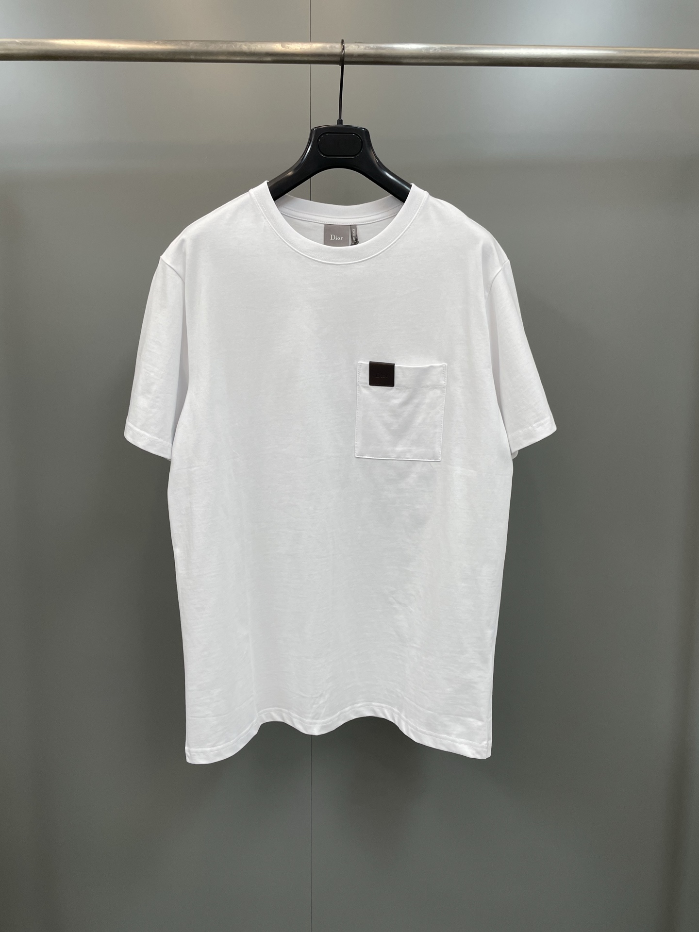 NO:775448,CD's T-shirt is a new product of the 2026 summer men's wear series, presenting a simple style. It is carefully made of gray cotton jersey fabric, and the patch pockets are decorated with Dior leather patches to enhance the style. It can be paired with jeans as the finishing touch to create a casual look. Decorated with Dior leather patches on the front, chest patch pockets, ribbed crew neck, Dior-clothing, dior, dior, jeans,19860909CD这款 T 恤是二零二六夏季男装系列新品,呈现简约风格.采用灰色棉质平纹针织面料精心制作,贴袋点缀以 Dior 皮革补丁提升格调.可与牛仔裤搭配,成为点睛之作,打造休闲造型. 正面饰以 Dior 皮革补丁 胸前贴袋 罗纹圆领,迪奥-服装,dior,dior,jeans,,Women's clothing