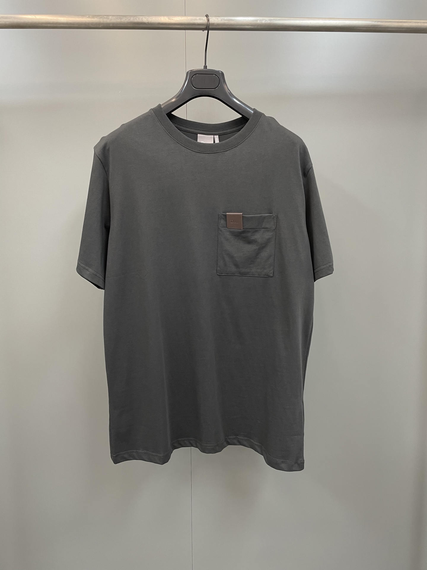 NO:775446,This T-shirt is a new addition to the 2026 summer men's collection, presenting a simple style. It is carefully made of gray cotton jersey fabric, and the patch pockets are embellished with Dior leather patches to enhance the style. It can be paired with jeans as the finishing touch to create a casual look. Decorated with Dior leather patches on the front, chest patch pockets, ribbed crew neck, Dior-clothing, dior, dior, jeans,19860909这款 T 恤是二零二六夏季男装系列新品,呈现简约风格.采用灰色棉质平纹针织面料精心制作,贴袋点缀以 Dior 皮革补丁提升格调.可与牛仔裤搭配,成为点睛之作,打造休闲造型. 正面饰以 Dior 皮革补丁 胸前贴袋 罗纹圆领,迪奥-服装,dior,dior,jeans,,Women's clothing