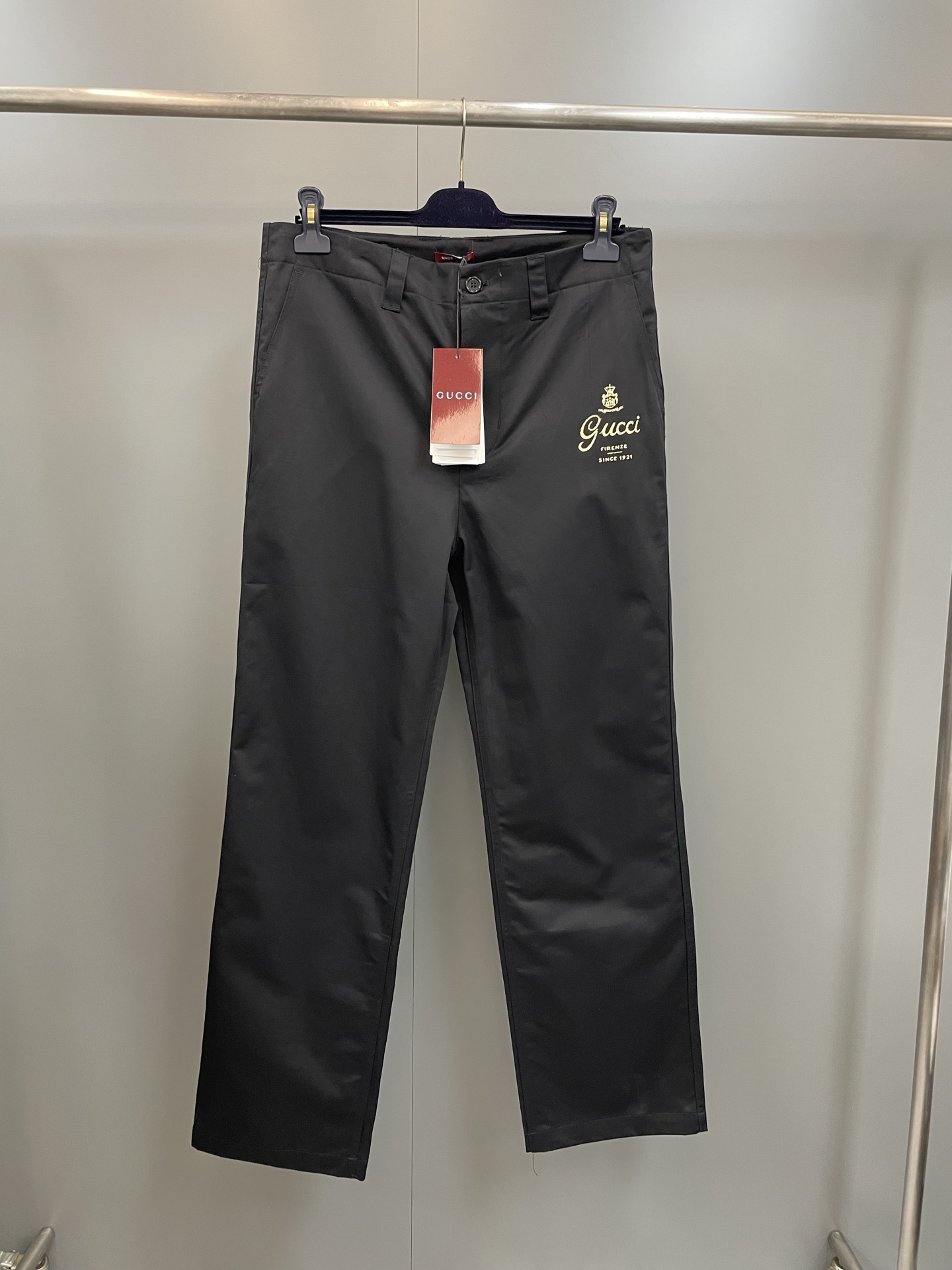 NO:775396,G's 26ss new twill cotton trousers with printed logo. The archive logo 'Gucci Firenze Since 1921' is reinterpreted through different techniques. As an exclusive source of inspiration, it runs through various designs in the series. These trousers are made of twill cotton and are carefully decorated with archive logo prints., Gucci - clothing, gucci, gucci, gucci,19860909G家26ss新款饰印花斜纹棉长裤 典藏标识“Gucci Firenze Since 1921”经由不同工艺焕新演绎,作为专属灵感来源,贯穿系列多款设计.这款长裤甄选斜纹棉打造,精心缀饰典藏标识印花.,古驰-服装,gucci,gucci,gucci,,Women's clothing