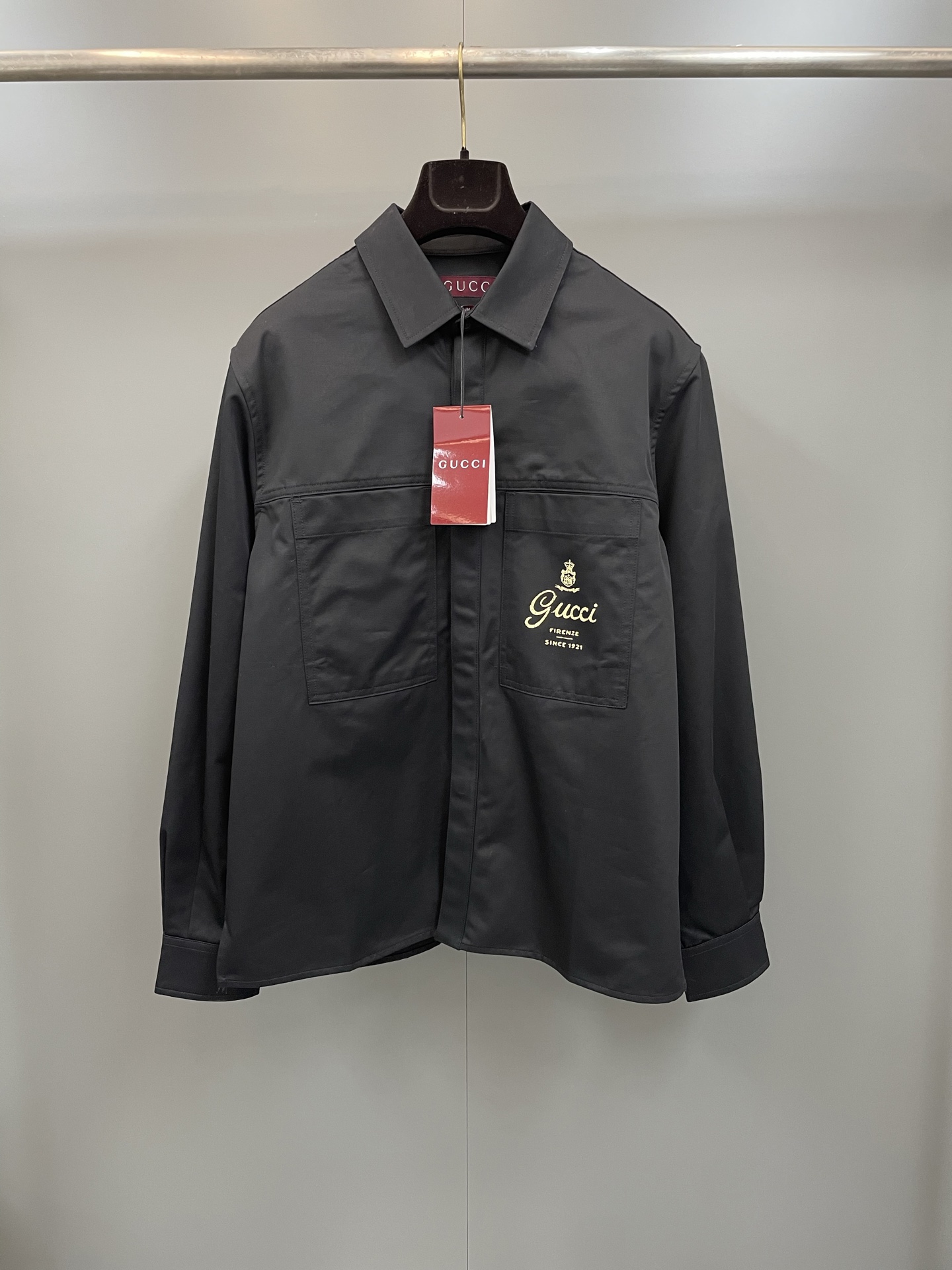 NO:775392,G's 26ss new embellished printed twill cotton shirt. A variety of cotton fabrics, embellished with brand collection logos, adding chic style to your wardrobe. This shirt is made of twill cotton and carefully embellished with 'Gucci Firenze Since 1921' print, Gucci - Clothing, gucci, gucci, gucci, shirts,19860909G家26ss新款饰印花斜纹棉衬衫 棉质面料匠心呈献多款单品,缀饰品牌典藏标识,为衣橱增添别致风尚.这款衬衫甄选斜纹棉打造,精心缀饰“Gucci Firenze Since 1921”印花,古驰-服装,gucci,gucci,gucci,shirts,,Women's clothing