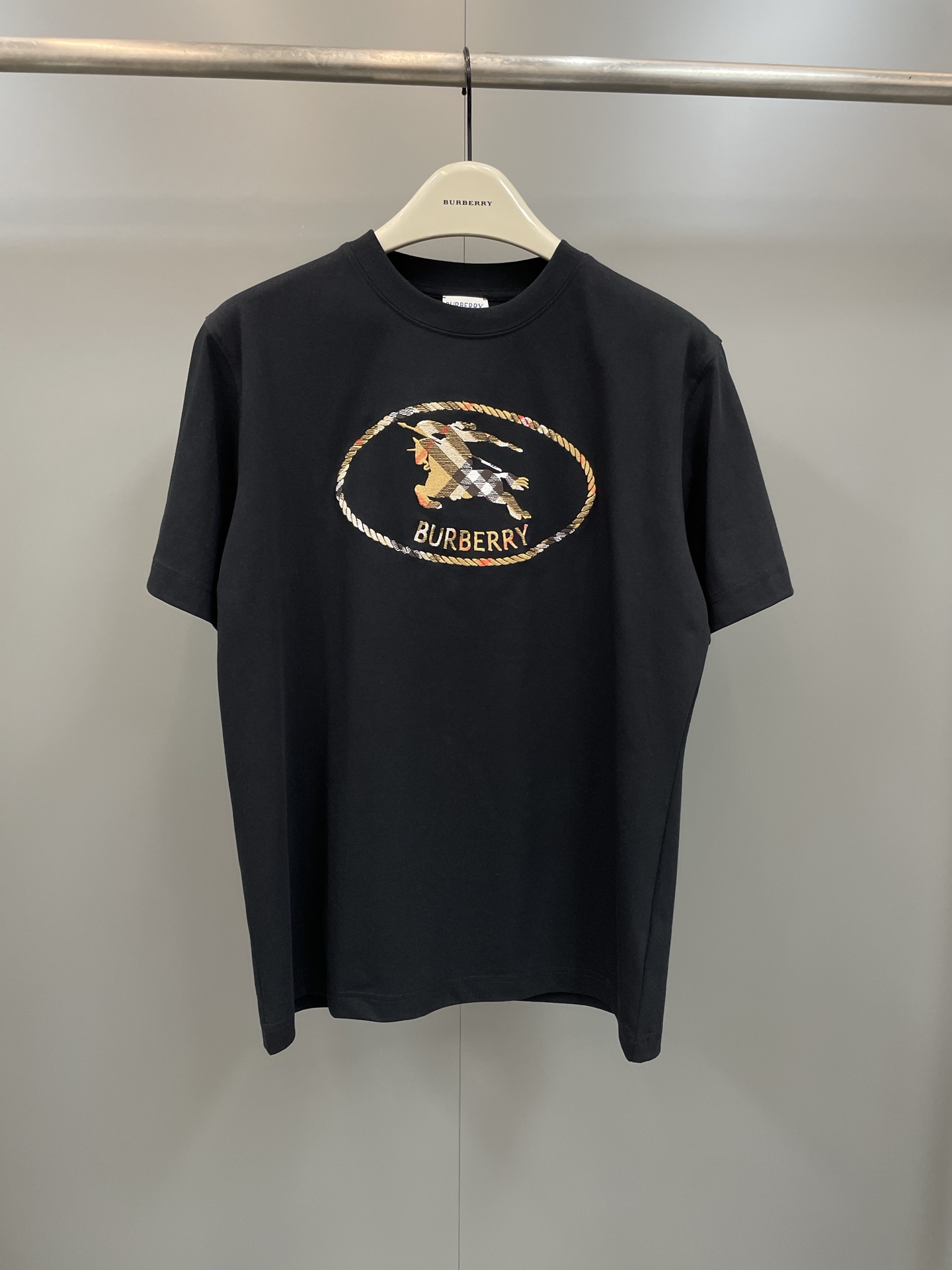 NO:775457,BBR26ss new spring and summer T-shirt, made of lightweight plain cotton fabric, showing a slim fit. Embellished with Burberry plaid knight seal embroidery, derived from the archive pattern of the brand's bags in the 1980s. Same style for men and women, Burberry-clothing, burberry,19860909BBR26ss春夏新款T 恤衫,选用轻盈平织棉面料打造,呈现修身版型.点缀Burberry 格纹骑士印章刺绣,源自 1980 年代品牌包款的典藏图案.男女同款,博柏利-服装,burberry,,Women's clothing