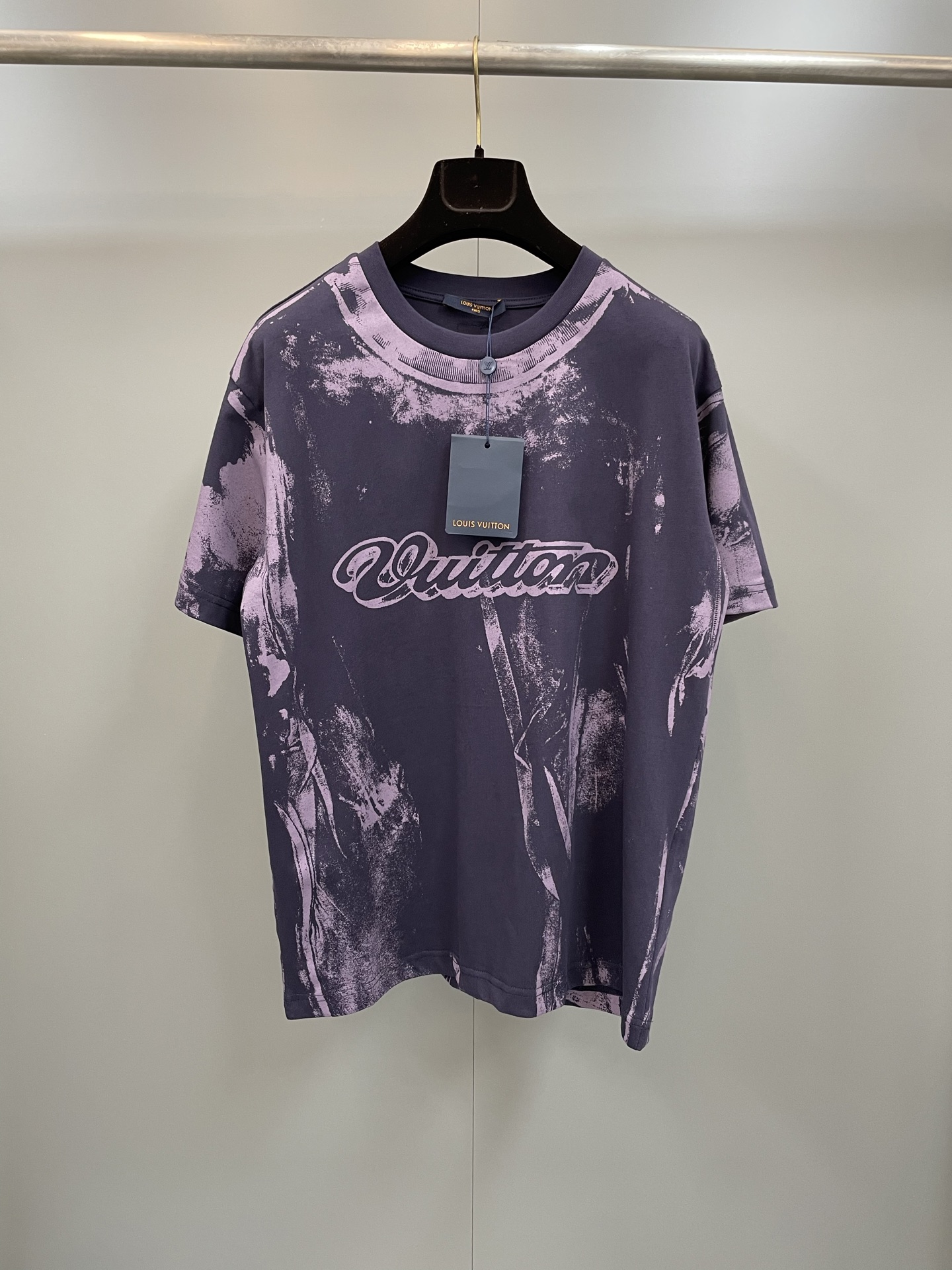 NO:775429,Lujia 26’s new cotton T-shirt adopts a fun all-over optical illusion print, showing an overprinted T-shirt pattern with a bleached wrinkle effect. The cursive Vuitton brand logo is printed on the chest, becoming an eye-catching graphic embellishment; the back is sewn with a woven Marque L.Vuitton Déposée label. This single product injects a distinctive new idea into the casual look., Louis Vuitton-clothing, louis vuitton, louis vuitton, louis vuitton,19860909驴家26新款棉质 T 恤采用趣味全身视错觉印花,呈现一件具有漂白皱褶效果的叠印 T 恤图案.胸前印有草体 Vuitton 品牌标识,成为醒目的图形点缀；背部则缝有编织材质的 Marque L.Vuitton Déposée 标签.本款单品为休闲造型注入鲜明的新意.,路易威登-服装,louis vuitton,louis vuitton,louis vuitton,,Women's clothing