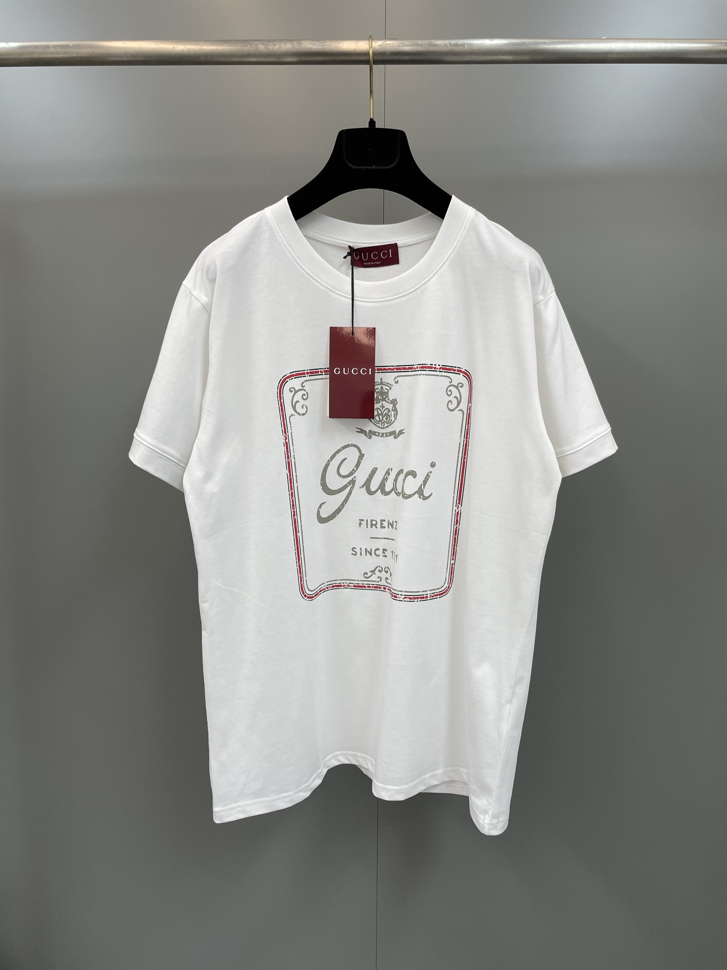 NO:775427,G's 26ss spring and summer new collection logo 'Gucci Firenze Since 1921' has been reinterpreted through different techniques. As an exclusive source of inspiration, it runs through various designs in the series. This T-shirt is made of knitted cotton and is carefully decorated with the collection logo print., Gucci - Clothing, gucci, gucci, gucci, tees, t-shirt,19860909G家26ss春夏新款典藏标识“Gucci Firenze Since 1921”经由不同工艺焕新演绎,作为专属灵感来源,贯穿系列多款设计.这款T恤甄选针织棉打造,精心缀饰典藏标识印花.,古驰-服装,gucci,gucci,gucci,tees，t-shirt,,Women's clothing