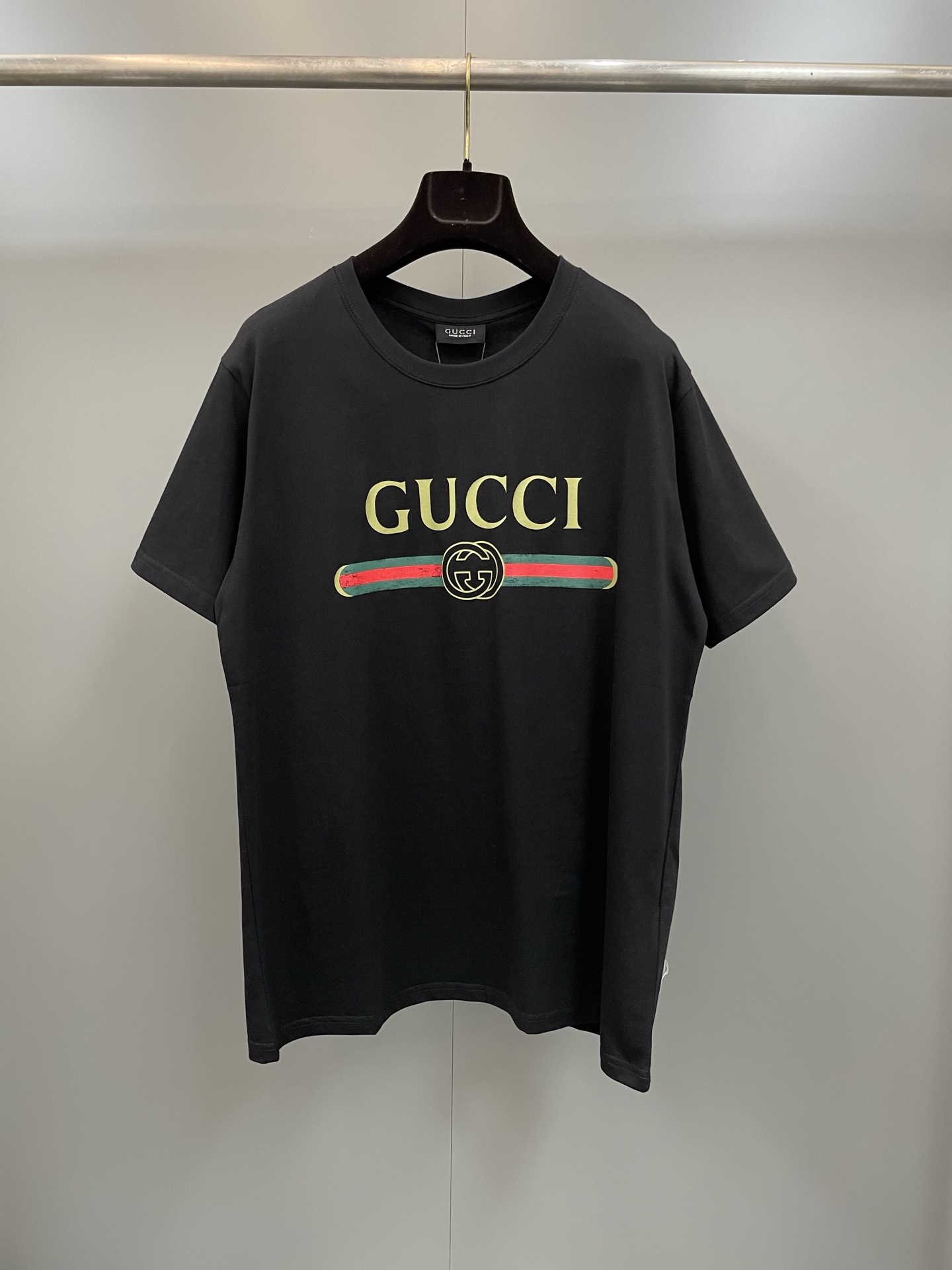 NO:775387,G family grandly launches the 2026 spring and summer series. This style is inspired by La Famiglia's 'nerdy' style. This series interprets the brand's design elements with distinctive personality and aesthetic attitude. This T-shirt is made of mulberry silk blended knitted fabric, embellished with Gucci webbing and interlocking double G print. Same style for men and women, cotton, round neck, short sleeves, oversized shape, complete trademarks, completely authentic  Can be worn by both men and women, Gucci-clothing, gucci, gucci, gucci, T-shirt, tees, t-shirt,19860909G家隆重推出2026春夏系列.这款款式灵感源自La Famiglia的“书呆子”风格.该系列以鲜明个性与美学态度诠释品牌设计元素.这款T恤采用桑蚕丝混纺针织面料制作,缀饰Gucci织带和互扣式双G印花.男女同款 棉 圆领 短袖 超大造型 商标齐全 完全乱真级别 男女均可驾驭,古驰-服装,gucci,gucci,gucci,T-shirt,tees，t-shirt,,Women's clothing