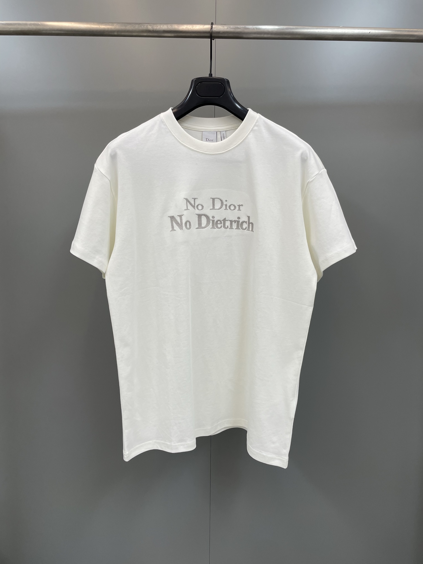 NO:775444,CD26ss new T-shirt is carefully made of black cotton jersey fabric, decorated with white embroidery on the front, which is unique. It can be matched with this season's trousers or jeans to create a refined and original casual look. Same style for men and women, Dior-clothing, dior, jeans, tees, t-shirt,19860909CD26ss新款T恤采用黑色棉质平纹针织面料精心制作,正面饰以白色刺绣,别具一格.可与本季的长裤或牛仔裤搭配,打造精致的原创休闲造型 男女同款,迪奥-服装,dior,jeans,tees，t-shirt,,Women's clothing