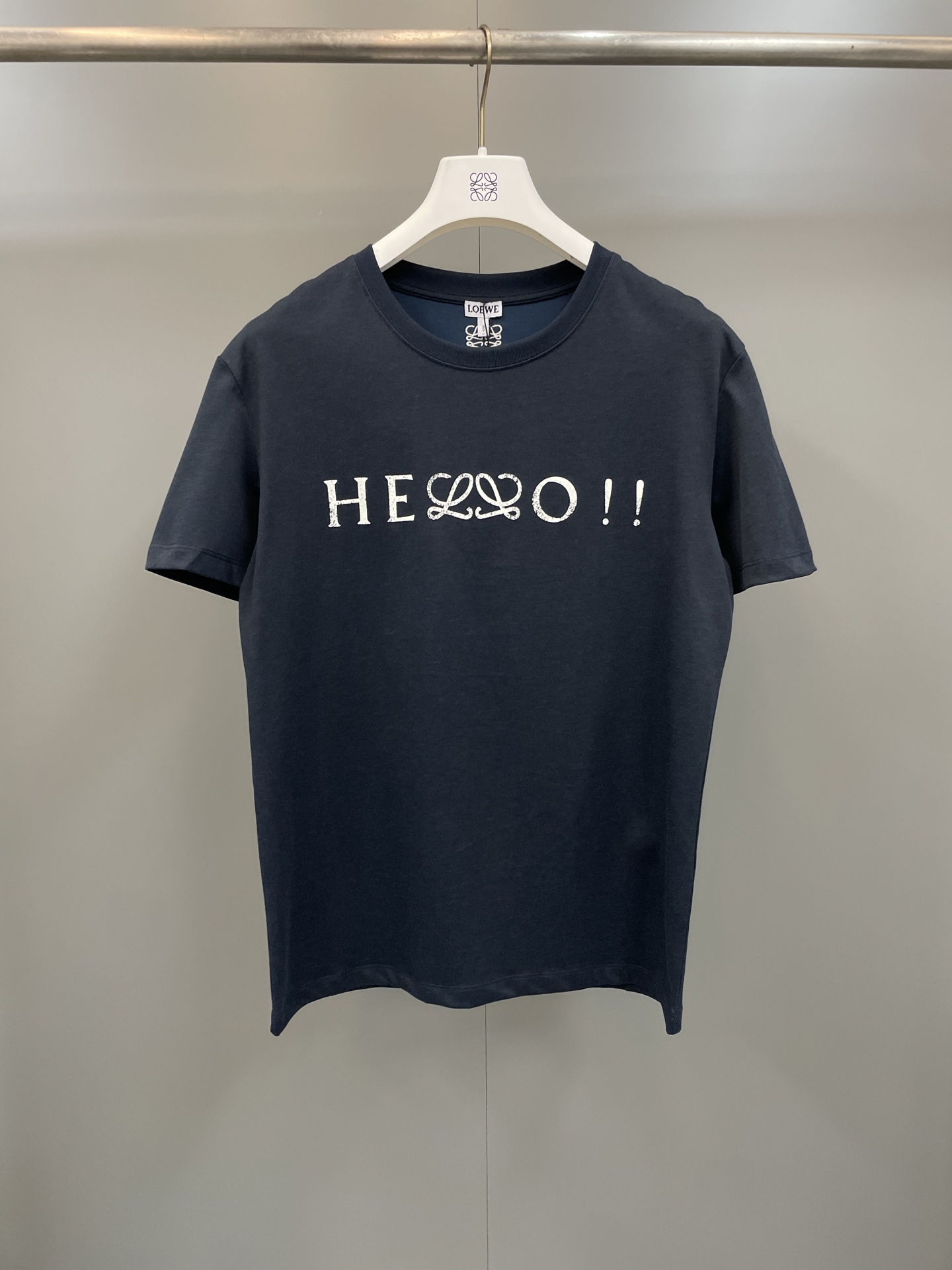 NO:818440,Lightweight mercerized cotton blend T-shirt with Hello Anagram print on the front. Regular fit, standard length Crew neck Design Anagram embroidery on the back,Louis Vuitton-Clothing,louis vuitton,19860909轻盈丝光棉混纺 T 恤,正面饰有 Hello Anagram 印花. 常规版型,标准长度 圆领设计 背面 Anagram 刺绣,路易威登-服装,louis vuitton,,Women's clothing