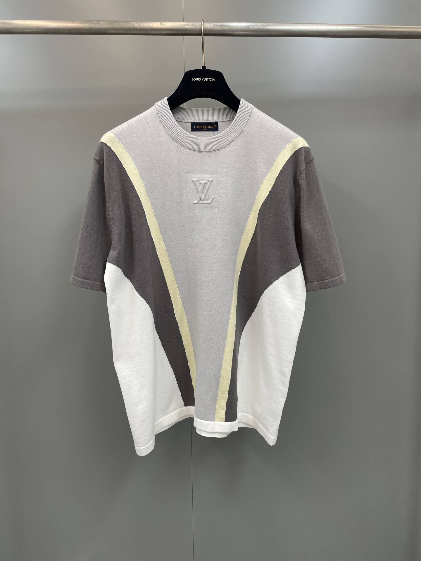 NO:780523,Lujia 26 new embossed color-blocking cotton knitted short-sleeved T-shirt is made of fine knitted fabric, which is soft and breathable, suitable for spring and summer; the splicing uses precision knitting technology. There is a three-dimensional embossed LV letter logo in the center of the chest, which is low-key but highly recognizable and is the brand's iconic element. It uses geometric V-shaped splicing to visually form a neat line sense, Louis Vuitton - clothing, louis vuitton, louis vuitton, louis vuitton, louis  vuitton,T-shirt,tees,t-shirt,19860909驴家26新款压印拼色棉质针织短袖T恤采用细密针织面料,触感柔软且透气,适合春夏季节穿着；拼接处采用精密针织工艺 胸口中央有立体压印的LV字母徽标,低调却极具辨识度,是品牌标志性元素. 采用几何V形拼接,视觉上形成利落的线条感,路易威登-服装,louis vuitton,louis vuitton,louis vuitton,louis vuitton,T-shirt,tees，t-shirt,,Women's clothing