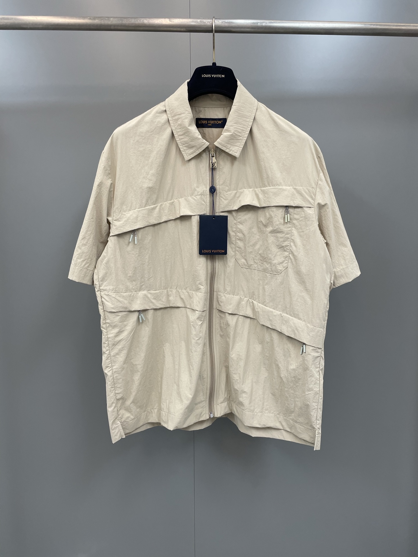 NO:779378,Lujia 26 new style zippered camping short-sleeved shirt high version,Louis Vuitton-clothing men's clothing,louis vuitton,louis vuitton,louis vuitton,shirts,T-shirt,19860909驴家26新款拉链开襟露营短袖衬衫 高版本,路易威登-服装男装,louis vuitton,louis vuitton,louis vuitton,shirts,T-shirt,,Women's clothing