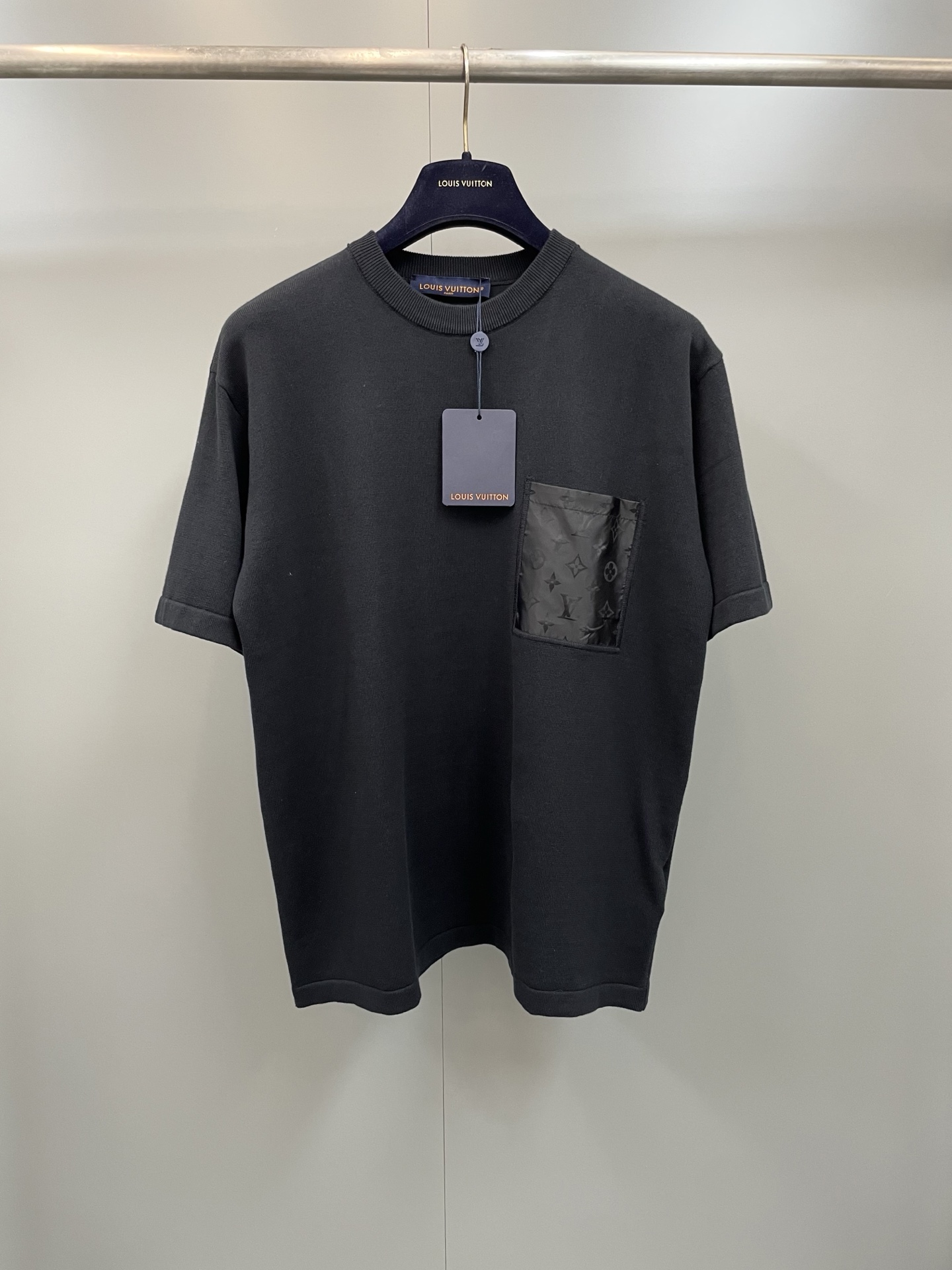 NO:780515,Lujia 26 new T-shirt is made of elegant cotton knitting, with Yingze Monogram nylon inlays to illuminate the chest patch pocket and back neck half-moon patch. It can be paired with the same double-sided bomber jacket and shorts, making it a good choice for travel or leisure time., Louis Vuitton-clothing, louis vuitton, louis vuitton, louis vuitton, shorts, jackets & coats, tees, t-shirt,19860909驴家26新款T恤 取材素雅棉质针织,以莹泽 Monogram 锦纶嵌饰点亮胸前贴袋和后颈半月形饰片.可搭配同款双面飞行员夹克和短裤,成就旅行或休闲时光佳选.,路易威登-服装,louis vuitton,louis vuitton,louis vuitton,shorts,jackets & coats,tees，t-shirt,,Women's clothing