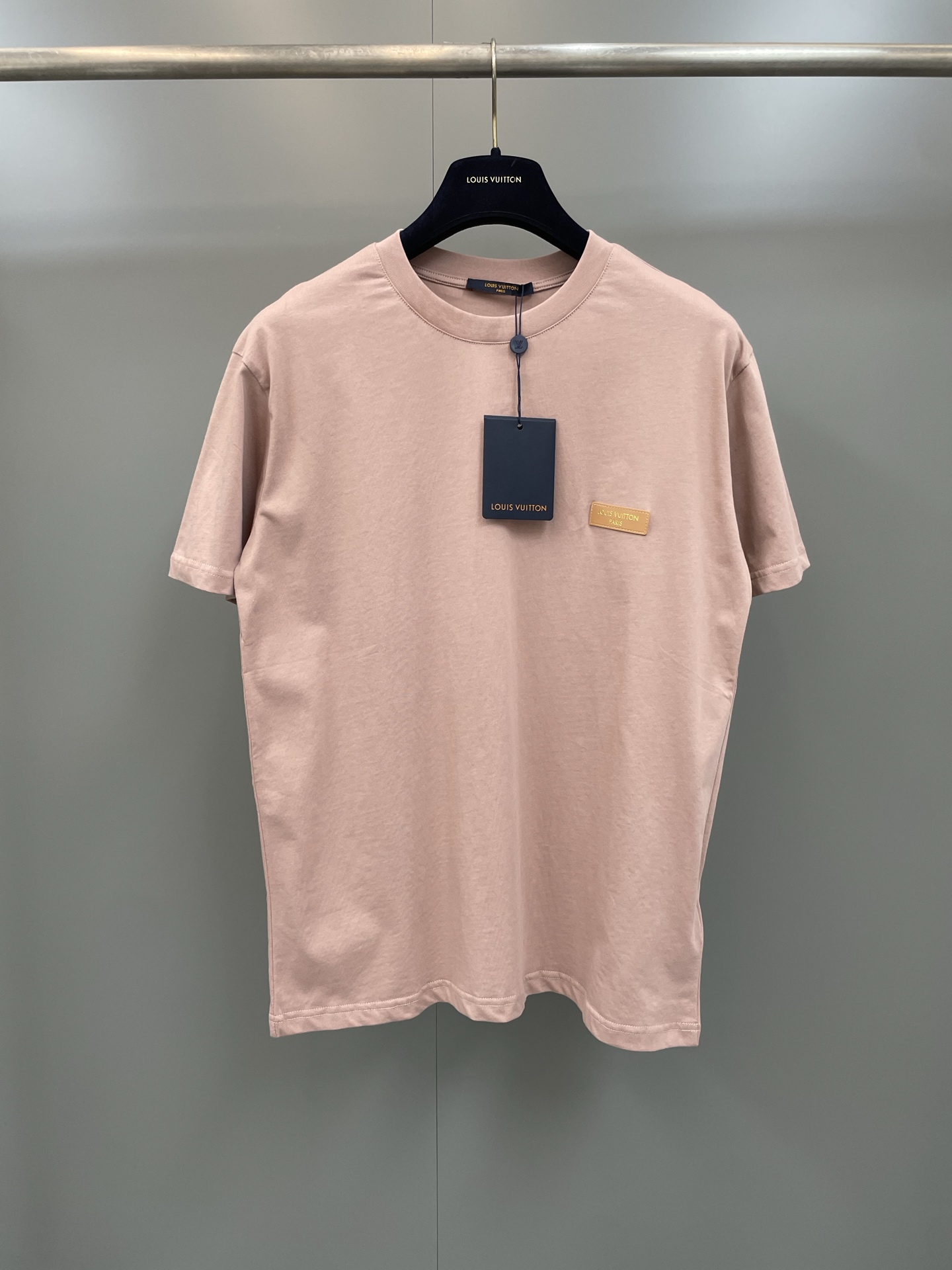 NO:780559,Lujia's cotton T-shirt enters the 2026 spring and summer show in a unique dusty color. The traditional Indian dyeing process gives the seasonal series a washed retro style, the embroidered logo is subtle on the chest, and the Marque L.Vuitton Déposée logo leather patch rests on the back. Standard fit cotton Ribbed collar Logo embroidery on the chest Logo patch on the rear, Louis Vuitton - clothing, louis vuitton, louis  vuitton,louis vuitton,19860909驴家本款棉质 T 恤以别样粉尘般色彩迈入 2026 春夏秀场.印度传统染色工艺赋予当季系列水洗复古格调,刺绣标识含蓄点缀胸前,Marque L.Vuitton Déposée 标识皮革贴饰栖身背后. 标准版型 棉 罗纹衣领 胸前饰有标识刺绣 后部配有标识贴饰,路易威登-服装,louis vuitton,louis vuitton,louis vuitton,,Women's clothing