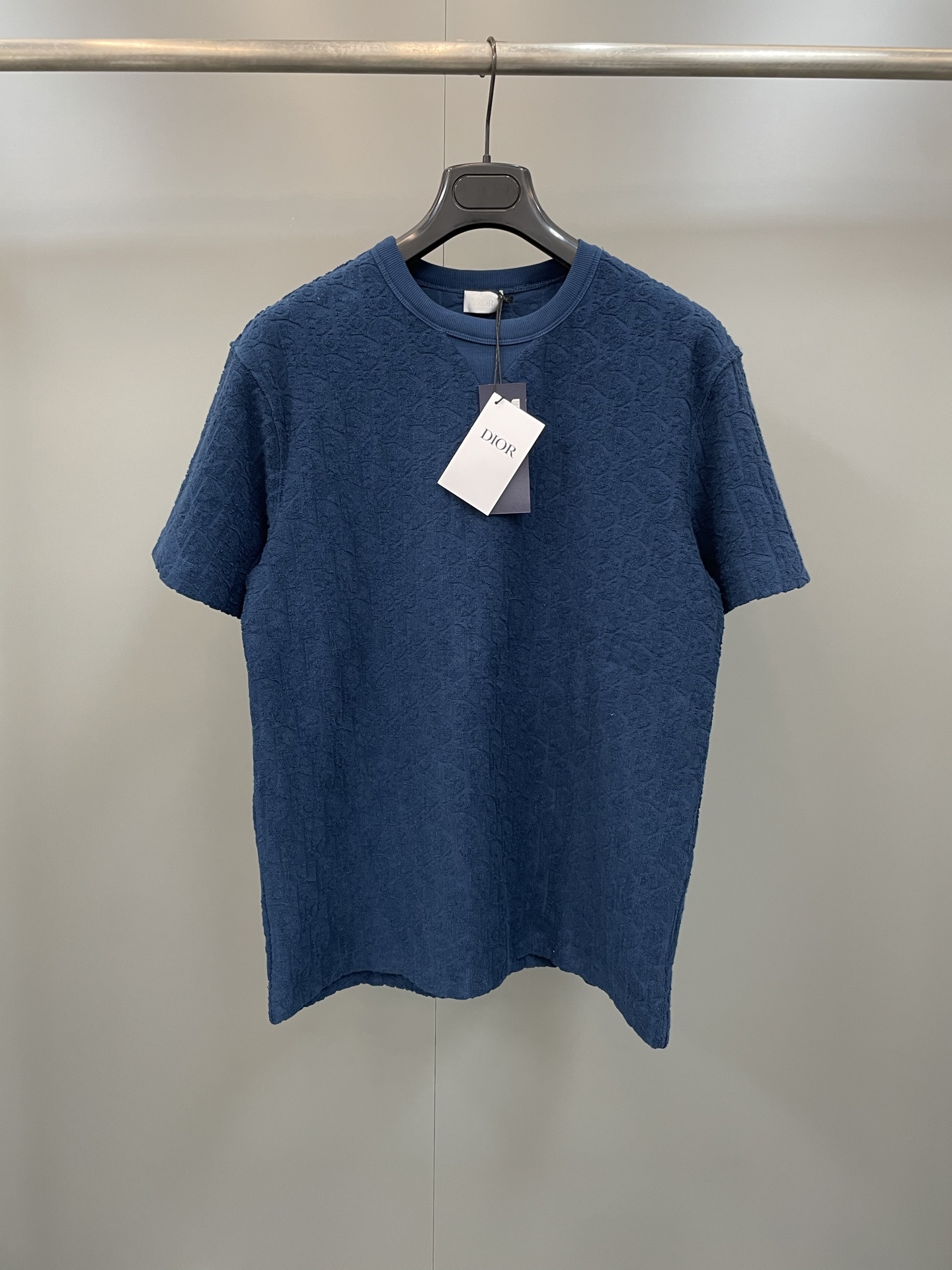 NO:781425,CD's navy blue cotton terry T-shirt features a tonal jacquard pattern that pays homage to the classic Oblique print. Ribbed crew neck with V-shaped detail for a casual effect. Loose fit, can be worn with jeans or track pants for an elevated style. Tonal Oblique print throughout. Ribbed crew neck with V-shaped detail. Cotton, Dior-clothing, dior, jeans,19860909CD这款藏青色色棉质毛圈面料 T 恤饰以同色调提花图案,致敬经典的 Oblique 印花.罗纹圆领搭配 V 形细节,打造休闲效果.宽松版型,可与牛仔裤或运动长裤搭配,提升格调. 通体饰以同色调 Oblique 印花 罗纹圆领搭配 V 形细节 棉,迪奥-服装,dior,jeans,,Women's clothing
