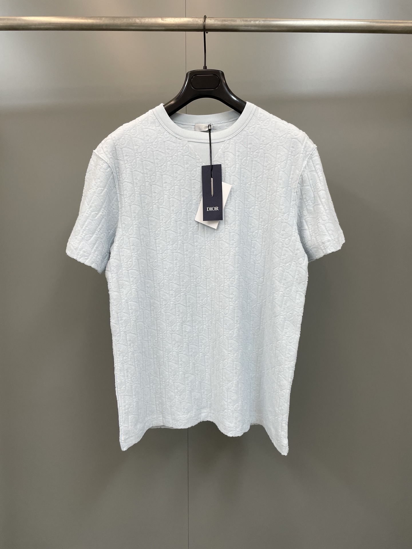 NO:782761,CD's light blue cotton terry T-shirt features a tonal jacquard pattern that pays homage to the classic Oblique print. Ribbed crew neck with V-shaped detail for a casual effect. Loose fit, can be worn with jeans or track pants for an elevated style. Tonal Oblique print all over Ribbed crew neck with V-shaped detail Cotton, Dior - Clothing, dior, jeans,19860909CD这款浅蓝色棉质毛圈面料 T 恤饰以同色调提花图案,致敬经典的 Oblique 印花.罗纹圆领搭配 V 形细节,打造休闲效果.宽松版型,可与牛仔裤或运动长裤搭配,提升格调. 通体饰以同色调 Oblique 印花 罗纹圆领搭配 V 形细节 棉,迪奥-服装,dior,jeans,,Women's clothing