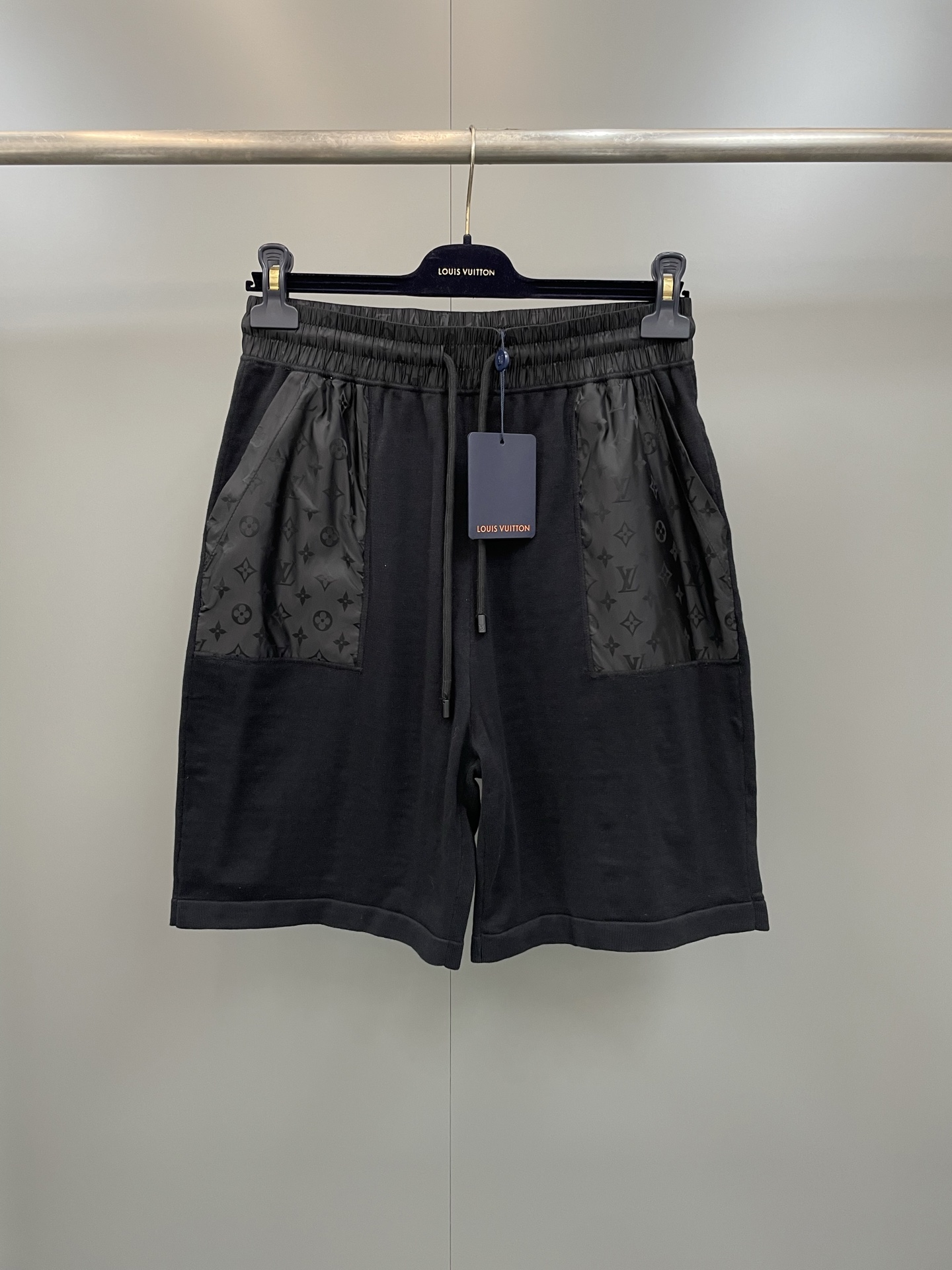 NO:780567,Lujia 26ss new shorts are made of elegant cotton knitting, with Yingze Monogram nylon inlays to highlight the pocket patch patches. They can be paired with the same double-sided bomber jacket and T-shirt, making it a good choice for travel or leisure time., Louis Vuitton - Clothing, louis vuitton, louis vuitton, louis vuitton, shorts, jackets & coats, tees, t-shirt,19860909驴家26ss新款短裤取材素雅棉质针织,以莹泽 Monogram 锦纶嵌饰点亮口袋贴袋形饰片.可搭配同款双面飞行员夹克和T恤,成就旅行或休闲时光佳选.,路易威登-服装,louis vuitton,louis vuitton,louis vuitton,shorts,jackets & coats,tees，t-shirt,,Women's clothing