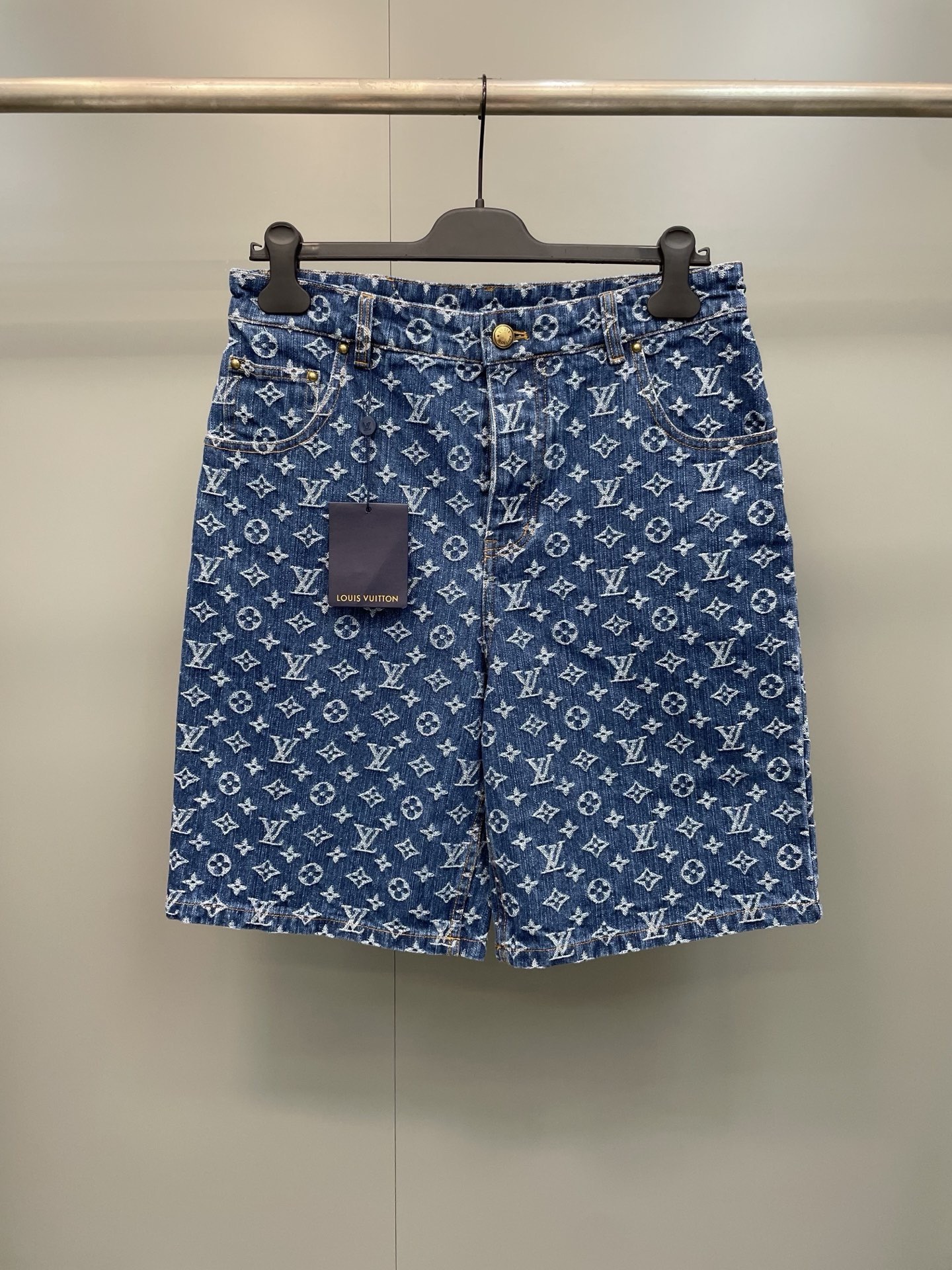 NO:786879,Lujia’s 2026 new MONOGRAM denim shorts. These denim shorts stand out with their fresh color and classic style. On the medium-wash fabric, the Monogram jacquard of the same tone blooms quietly, while the unique Damier leather label cleverly echoes the brand’s leather goods tradition. It is easy to integrate into daily styling, and can also be worn as a set with a matching shirt!  ,Louis Vuitton-clothing,louis vuitton,louis vuitton,louis vuitton,shorts,shirts,19860909驴家 2026新款MONOGRAM 牛仔短裤这款牛仔短裤以其清新姿彩与经典型格脱颖而出.中度水洗面料上,同色调的 Monogram 提花悄然绽放,而别致的 Damier 皮革标签则巧妙呼应了品牌的皮具传统.易于融入日常造型,亦可与配套衬衫成套穿着！,路易威登-服装,louis vuitton,louis vuitton,louis vuitton,shorts,shirts,,Women's clothing