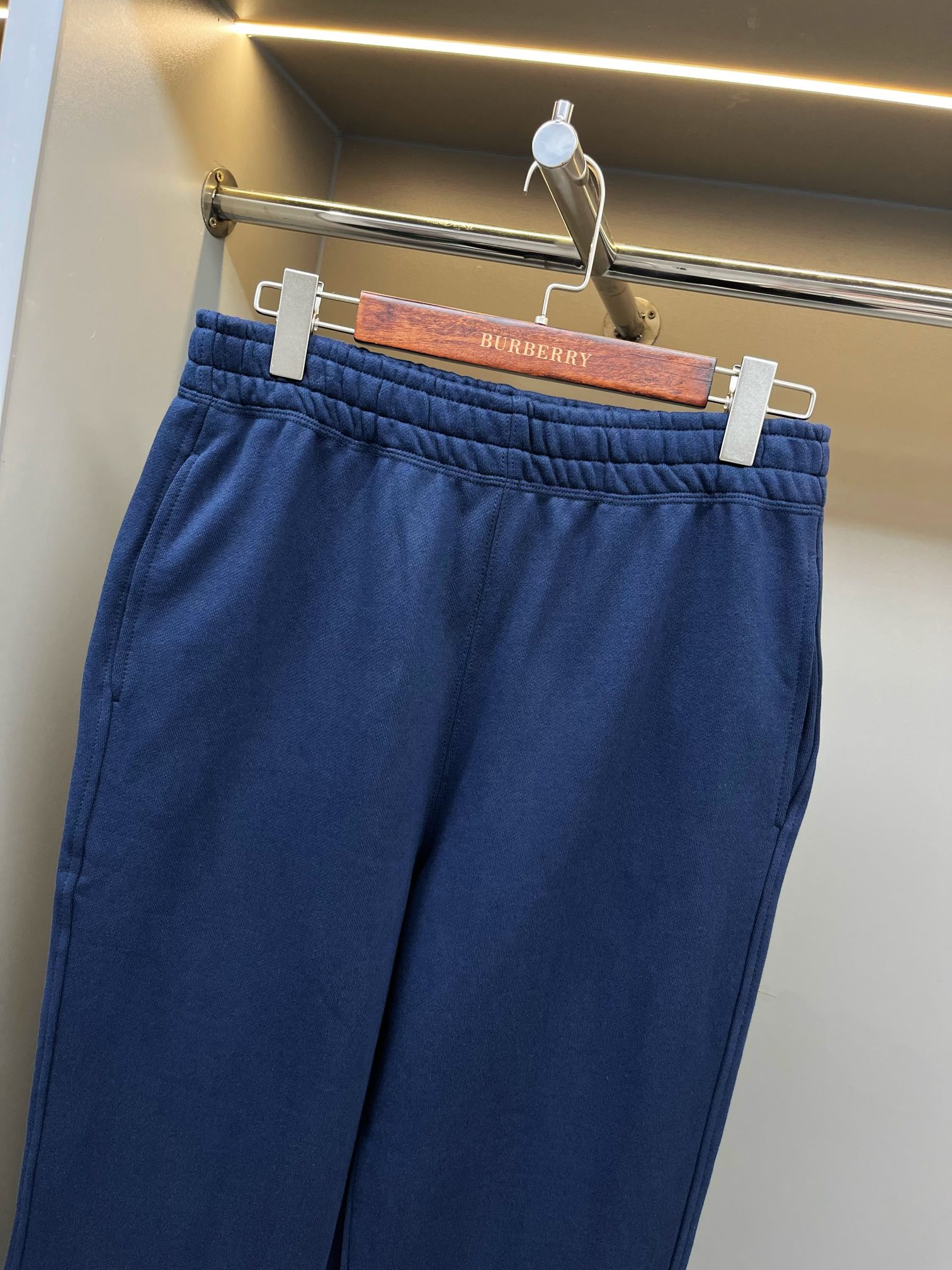 💰280 PJM
🅱️BUR 马术骑士刺绣贴标棉质宽松卫裤
BUR王牌渠道
秒杀市面上一切版本
只能说根本就不是一个级别的存在
不管是材质还是细节及工艺制作方面
不惧任何挑战,只为给大家奉献绝妙产物
高端定染定制面料由纯棉打造而成,触感极为舒适,透气柔软,亲肤效果也是极佳。且版型方面也是完美穿搭效果,完美的符合各种穿搭场合的所需。极为非凡,档次与魅力更是极为的出色亮眼,更能够彰显品牌规格与你对于时尚的追求!!
T恤采用马术骑士刺绣贴标装饰,简约但不失设计感,高级大气,标识性超高!非常百搭!经典永不过时!
宽松版型的卫裤,采用加厚500克棉质卫衣面料打造,这个早秋怎可缺少BUR的身影呢,这款宽松卫衣便是我献给BUR粉丝开秋秋冬最佳的搭配单品,绝对的珍品,潮男潮女必入的卫衣系列!!
作为bbr的粉丝,应该是不容错过的款式,现货均已入仓,大家自己抢购!!
码数:S/M/L/XL/XXL