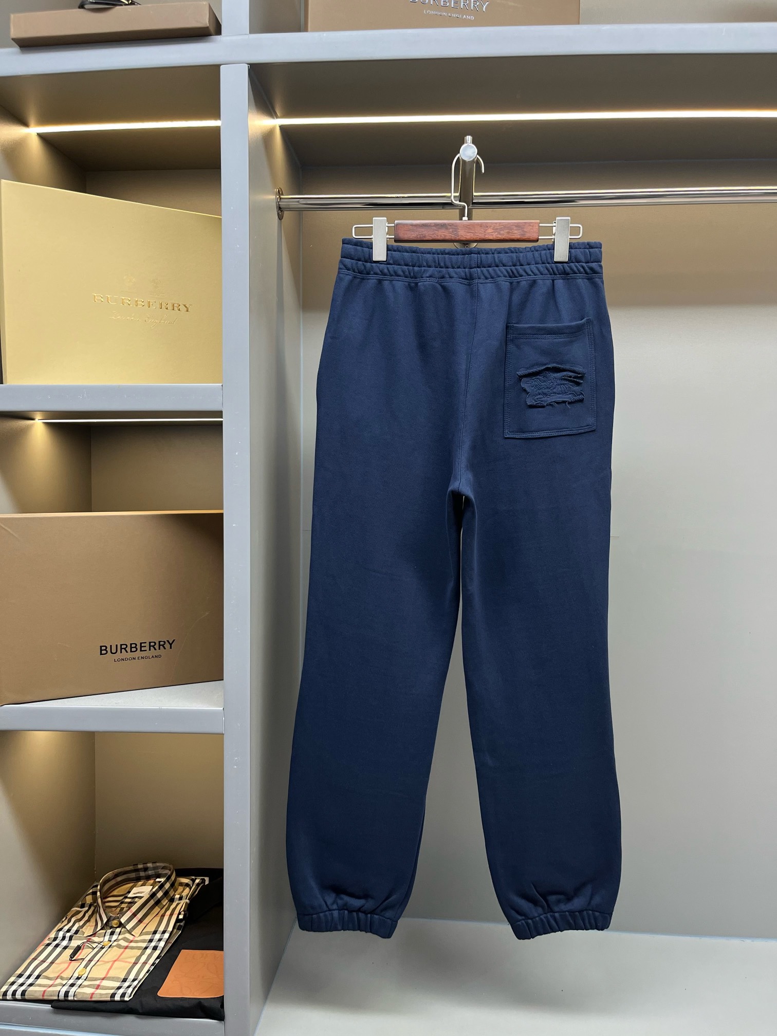 💰280 PJM
🅱️BUR 马术骑士刺绣贴标棉质宽松卫裤
BUR王牌渠道
秒杀市面上一切版本
只能说根本就不是一个级别的存在
不管是材质还是细节及工艺制作方面
不惧任何挑战,只为给大家奉献绝妙产物
高端定染定制面料由纯棉打造而成,触感极为舒适,透气柔软,亲肤效果也是极佳。且版型方面也是完美穿搭效果,完美的符合各种穿搭场合的所需。极为非凡,档次与魅力更是极为的出色亮眼,更能够彰显品牌规格与你对于时尚的追求!!
T恤采用马术骑士刺绣贴标装饰,简约但不失设计感,高级大气,标识性超高!非常百搭!经典永不过时!
宽松版型的卫裤,采用加厚500克棉质卫衣面料打造,这个早秋怎可缺少BUR的身影呢,这款宽松卫衣便是我献给BUR粉丝开秋秋冬最佳的搭配单品,绝对的珍品,潮男潮女必入的卫衣系列!!
作为bbr的粉丝,应该是不容错过的款式,现货均已入仓,大家自己抢购!!
码数:S/M/L/XL/XXL