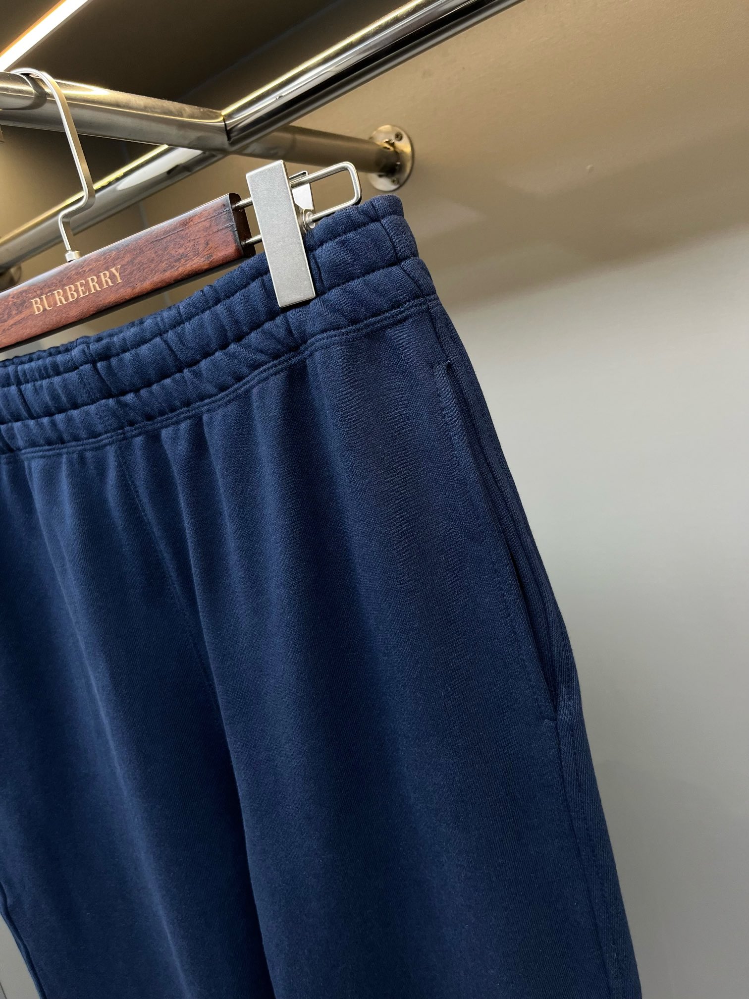 💰280 PJM
🅱️BUR 马术骑士刺绣贴标棉质宽松卫裤
BUR王牌渠道
秒杀市面上一切版本
只能说根本就不是一个级别的存在
不管是材质还是细节及工艺制作方面
不惧任何挑战,只为给大家奉献绝妙产物
高端定染定制面料由纯棉打造而成,触感极为舒适,透气柔软,亲肤效果也是极佳。且版型方面也是完美穿搭效果,完美的符合各种穿搭场合的所需。极为非凡,档次与魅力更是极为的出色亮眼,更能够彰显品牌规格与你对于时尚的追求!!
T恤采用马术骑士刺绣贴标装饰,简约但不失设计感,高级大气,标识性超高!非常百搭!经典永不过时!
宽松版型的卫裤,采用加厚500克棉质卫衣面料打造,这个早秋怎可缺少BUR的身影呢,这款宽松卫衣便是我献给BUR粉丝开秋秋冬最佳的搭配单品,绝对的珍品,潮男潮女必入的卫衣系列!!
作为bbr的粉丝,应该是不容错过的款式,现货均已入仓,大家自己抢购!!
码数:S/M/L/XL/XXL