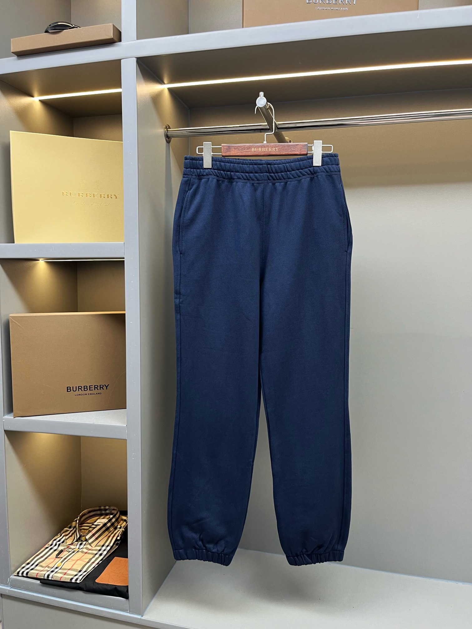 💰280 PJM
🅱️BUR 马术骑士刺绣贴标棉质宽松卫裤
BUR王牌渠道
秒杀市面上一切版本
只能说根本就不是一个级别的存在
不管是材质还是细节及工艺制作方面
不惧任何挑战,只为给大家奉献绝妙产物
高端定染定制面料由纯棉打造而成,触感极为舒适,透气柔软,亲肤效果也是极佳。且版型方面也是完美穿搭效果,完美的符合各种穿搭场合的所需。极为非凡,档次与魅力更是极为的出色亮眼,更能够彰显品牌规格与你对于时尚的追求!!
T恤采用马术骑士刺绣贴标装饰,简约但不失设计感,高级大气,标识性超高!非常百搭!经典永不过时!
宽松版型的卫裤,采用加厚500克棉质卫衣面料打造,这个早秋怎可缺少BUR的身影呢,这款宽松卫衣便是我献给BUR粉丝开秋秋冬最佳的搭配单品,绝对的珍品,潮男潮女必入的卫衣系列!!
作为bbr的粉丝,应该是不容错过的款式,现货均已入仓,大家自己抢购!!
码数:S/M/L/XL/XXL