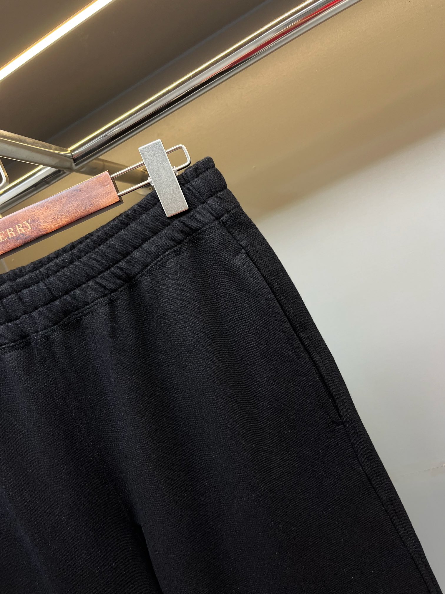 💰280 PJM
🅱️BUR 马术骑士刺绣贴标棉质宽松卫裤
BUR王牌渠道
秒杀市面上一切版本
只能说根本就不是一个级别的存在
不管是材质还是细节及工艺制作方面
不惧任何挑战,只为给大家奉献绝妙产物
高端定染定制面料由纯棉打造而成,触感极为舒适,透气柔软,亲肤效果也是极佳。且版型方面也是完美穿搭效果,完美的符合各种穿搭场合的所需。极为非凡,档次与魅力更是极为的出色亮眼,更能够彰显品牌规格与你对于时尚的追求!!
T恤采用马术骑士刺绣贴标装饰,简约但不失设计感,高级大气,标识性超高!非常百搭!经典永不过时!
宽松版型的卫裤,采用加厚500克棉质卫衣面料打造,这个早秋怎可缺少BUR的身影呢,这款宽松卫衣便是我献给BUR粉丝开秋秋冬最佳的搭配单品,绝对的珍品,潮男潮女必入的卫衣系列!!
作为bbr的粉丝,应该是不容错过的款式,现货均已入仓,大家自己抢购!!
码数:S/M/L/XL/XXL