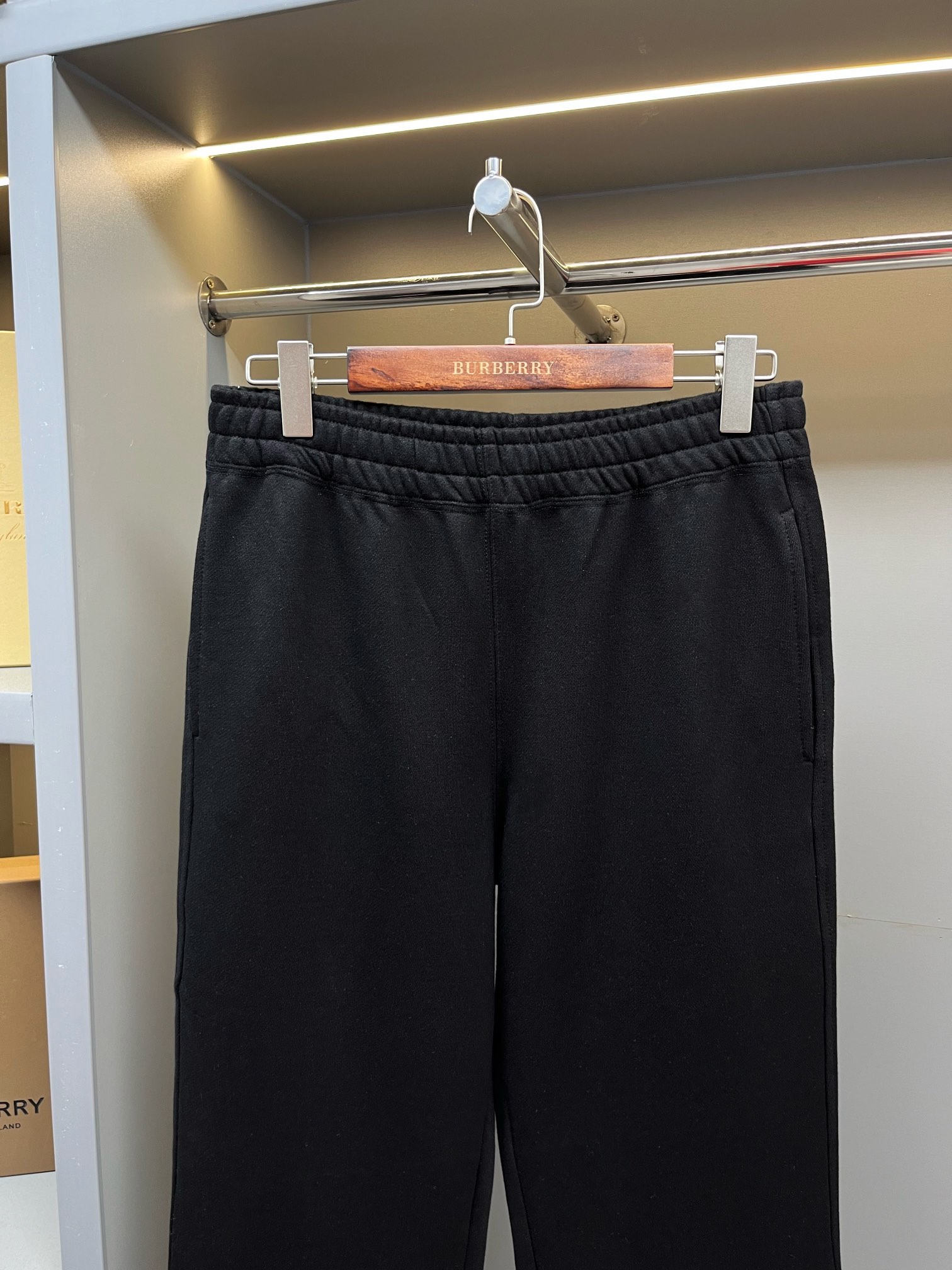 💰280 PJM
🅱️BUR 马术骑士刺绣贴标棉质宽松卫裤
BUR王牌渠道
秒杀市面上一切版本
只能说根本就不是一个级别的存在
不管是材质还是细节及工艺制作方面
不惧任何挑战,只为给大家奉献绝妙产物
高端定染定制面料由纯棉打造而成,触感极为舒适,透气柔软,亲肤效果也是极佳。且版型方面也是完美穿搭效果,完美的符合各种穿搭场合的所需。极为非凡,档次与魅力更是极为的出色亮眼,更能够彰显品牌规格与你对于时尚的追求!!
T恤采用马术骑士刺绣贴标装饰,简约但不失设计感,高级大气,标识性超高!非常百搭!经典永不过时!
宽松版型的卫裤,采用加厚500克棉质卫衣面料打造,这个早秋怎可缺少BUR的身影呢,这款宽松卫衣便是我献给BUR粉丝开秋秋冬最佳的搭配单品,绝对的珍品,潮男潮女必入的卫衣系列!!
作为bbr的粉丝,应该是不容错过的款式,现货均已入仓,大家自己抢购!!
码数:S/M/L/XL/XXL