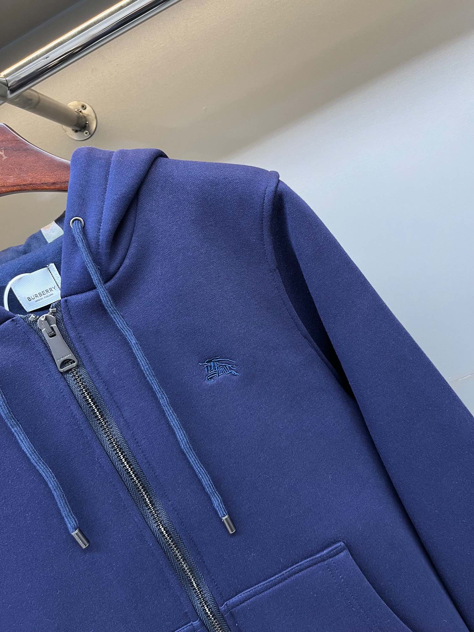 Sudadera con Capucha Burberry Azul Marino con Cremallera y Bordado 9 i1728845408 1536 5