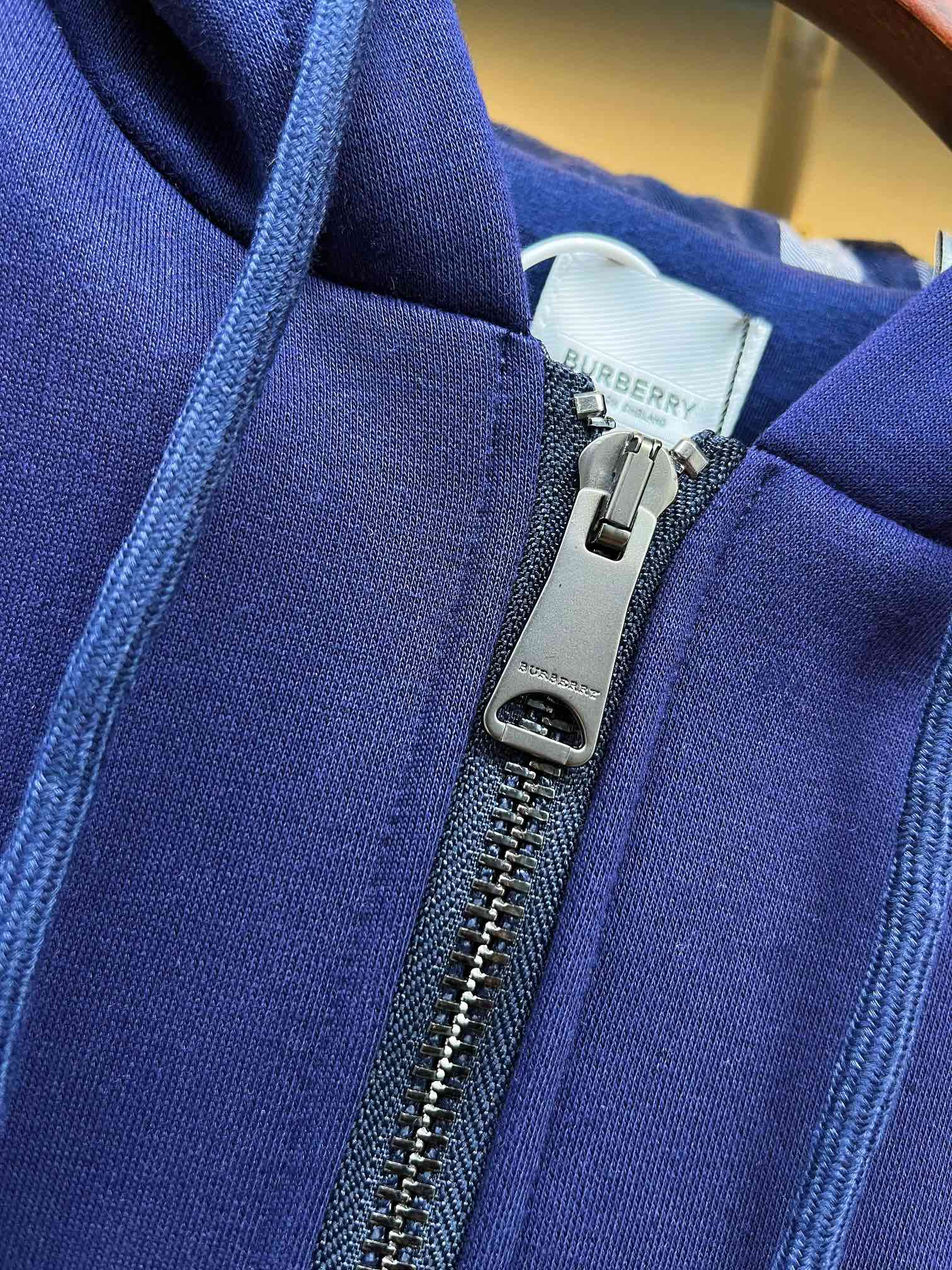 Sudadera con Capucha Burberry Azul Marino con Cremallera y Bordado 4 i1728845409 1216 7