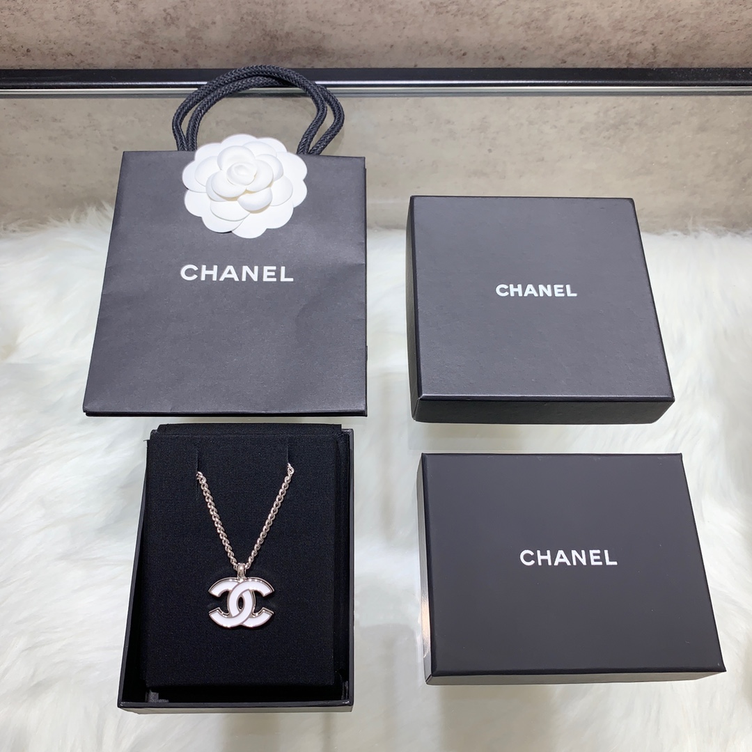 NO:633787,88160 [Chanel White Enamel Silver C Necklace] ·This season’s most versatile fashion series is super nice. ·Refreshing silver color gives you the feeling of freedom and beauty of a boy wearing a white shirt blowing the sea breeze on the beach. The side is a stepped layered design, not exaggerated or enchanting. ·Z has always been raw materials, simple and neat beauty, regardless of age and clothing, chanel, shirts, necklace, Cartier high-end jewelry1986090988160【Chanel 白珐琅银c项链】 ·这一季最百搭的时髦系列超级nice ·清爽的银色,有种穿白色衬衫在海边吹海风的少年感自由又美好,侧面是有阶梯感的层次设计,不浮夸,不妖娆, ·Z 一直原材料,就是简简单单的利落美,不挑年龄和衣着,,chanel,shirts,necklace,卡迪亚高端饰品,Jewelry