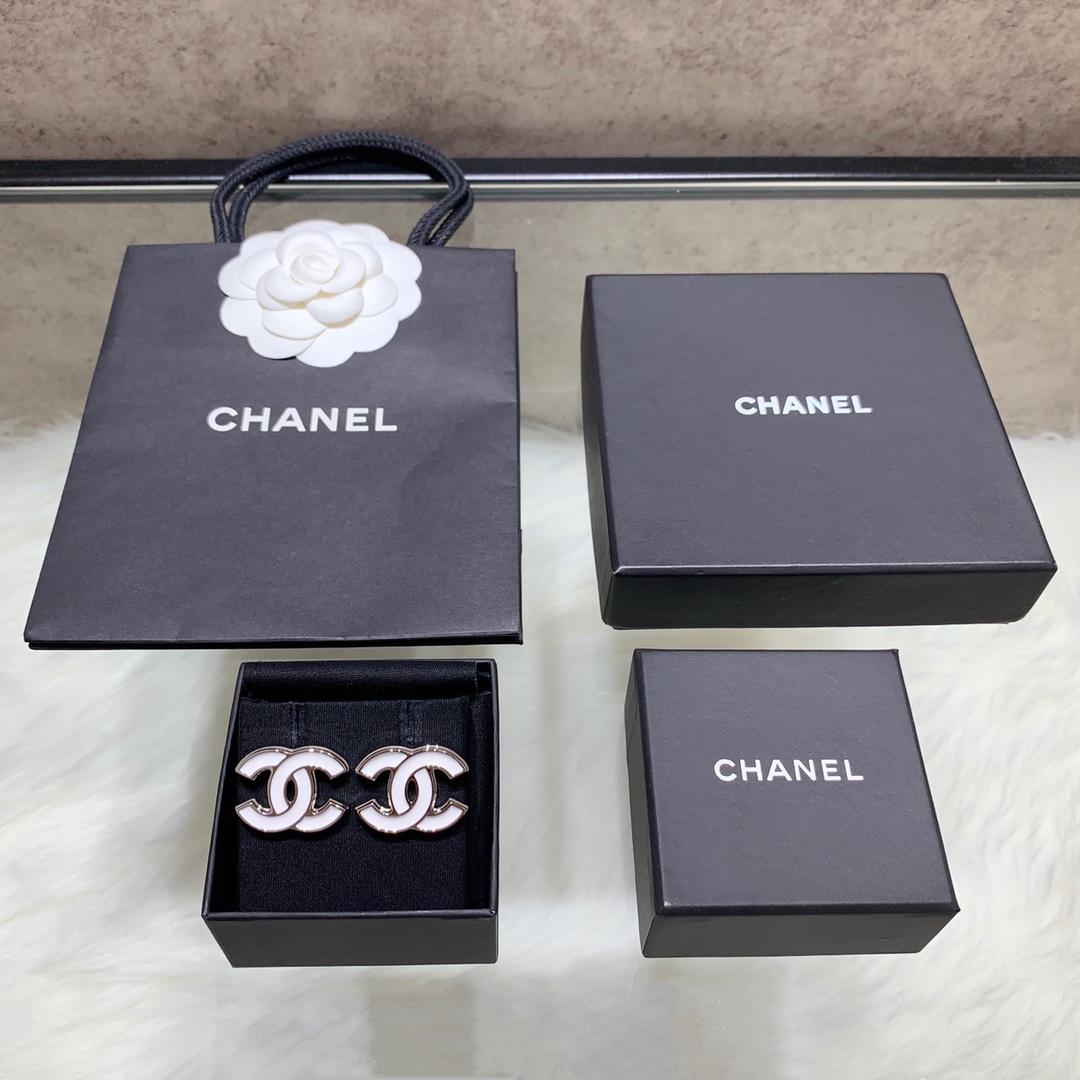 NO:633789,88160 [Chanel White Enamel Silver C Stud Earrings] ·This season’s most versatile fashionable series is super nice ·Refreshing silver color, giving you the freedom and beauty of a boy wearing a white shirt blowing the sea breeze at the beach. The side has a stepped layered design, not exaggerated or enchanting, ·Z has always been raw materials, simple and neat beauty, regardless of age or clothing, chanel, shirts, Cartier high-end jewelry1986090988160【Chanel 白珐琅银c耳钉】 ·这一季最百搭的时髦系列超级nice ·清爽的银色,有种穿白色衬衫在海边吹海风的少年感自由又美好,侧面是有阶梯感的层次设计,不浮夸,不妖娆, ·Z 一直原材料,就是简简单单的利落美,不挑年龄和衣着,,chanel,shirts,卡迪亚高端饰品,Jewelry