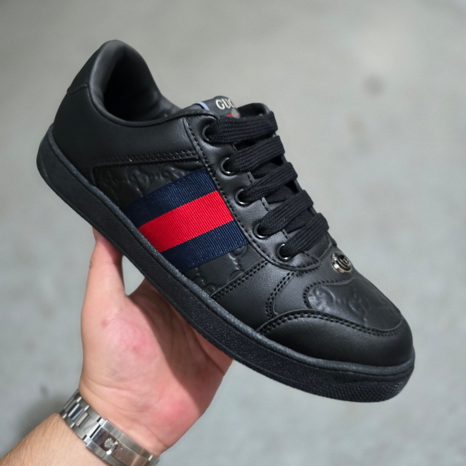 ＃东莞大厂福利‼️💰118
Gucci Screener sneaker 古驰双G小脏鞋系列复古怀旧校园风低帮板鞋 全套原楦原纸版原鞋开模 全网最具灵魂的版型 鞋头上翘1.6CM 后跟自然弧度内收 双G珐琅 条纹清晰 原厂五金带3M反光 原装意大利进口里外全皮 纯手工水洗做旧处理 侧面条纹饰带 原厂定制 零串色零起毛 大底防滑网格由里到外大小逐渐递减 原厂数据电绣 清晰立体 多边形闪钻大小一致带光泽 全鞋电脑针车 紧密相连 针距密度一致 环保乳胶注塑鞋垫 厚度脚感还原原版 皮面裁剪部位 统一油边封口工艺 大底组合零偏差 挑战各种艺术家 右脚鞋侧嵌入NFC防伪芯片装置＋鞋盒标二唯码扫描 秒进官网 专柜全套包装 防尘袋 说明书 质保卡 购物袋 Size：35 36 37 38 39 40 41 42 43 44 45
编码：yby1936075