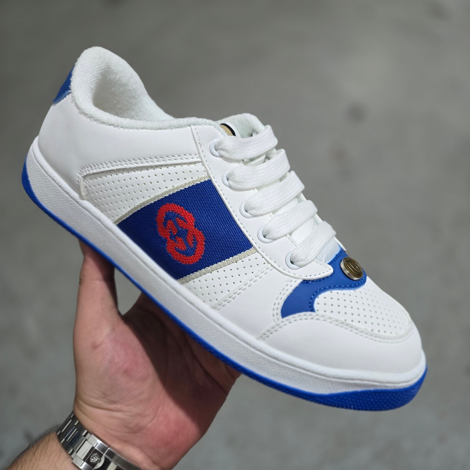 ＃东莞大厂福利‼️💰118
Gucci Screener sneaker 古驰双G小脏鞋系列复古怀旧校园风低帮板鞋 全套原楦原纸版原鞋开模 全网最具灵魂的版型 鞋头上翘1.6CM 后跟自然弧度内收 双G珐琅 条纹清晰 原厂五金带3M反光 原装意大利进口里外全皮 纯手工水洗做旧处理 侧面条纹饰带 原厂定制 零串色零起毛 大底防滑网格由里到外大小逐渐递减 原厂数据电绣 清晰立体 多边形闪钻大小一致带光泽 全鞋电脑针车 紧密相连 针距密度一致 环保乳胶注塑鞋垫 厚度脚感还原原版 皮面裁剪部位 统一油边封口工艺 大底组合零偏差 挑战各种艺术家 右脚鞋侧嵌入防伪芯片装置＋鞋盒标二唯码扫描 秒进官网 专柜全套包装 防尘袋 说明书 质保卡 购物袋 Size：35 36 37 38 39 40 41 42 43 44 45
编码：yby1936075