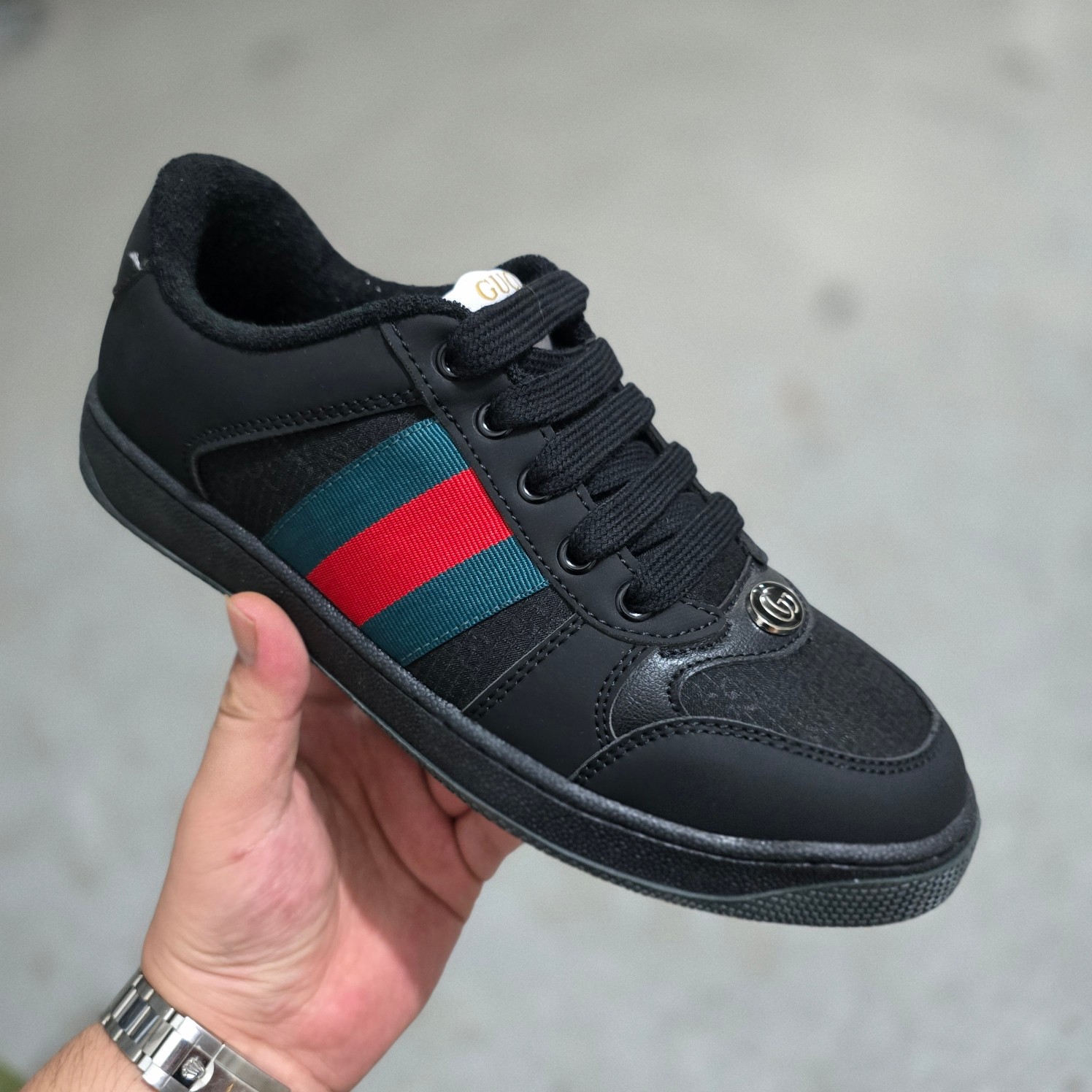 ＃东莞大厂福利‼️💰118
Gucci Screener sneaker 古驰双G小脏鞋系列复古怀旧校园风低帮板鞋 全套原楦原纸版原鞋开模 全网最具灵魂的版型 鞋头上翘1.6CM 后跟自然弧度内收 双G珐琅 条纹清晰 原厂五金带3M反光 原装意大利进口里外全皮 纯手工水洗做旧处理 侧面条纹饰带 原厂定制 零串色零起毛 大底防滑网格由里到外大小逐渐递减 原厂数据电绣 清晰立体 多边形闪钻大小一致带光泽 全鞋电脑针车 紧密相连 针距密度一致 环保乳胶注塑鞋垫 厚度脚感还原原版 皮面裁剪部位 统一油边封口工艺 大底组合零偏差 挑战各种艺术家 右脚鞋侧嵌入防伪芯片装置＋鞋盒标二唯码扫描 秒进官网 专柜全套包装 防尘袋 说明书 质保卡 购物袋 Size：35 36 37 38 39 40 41 42 43 44 45
编码：yby1936075