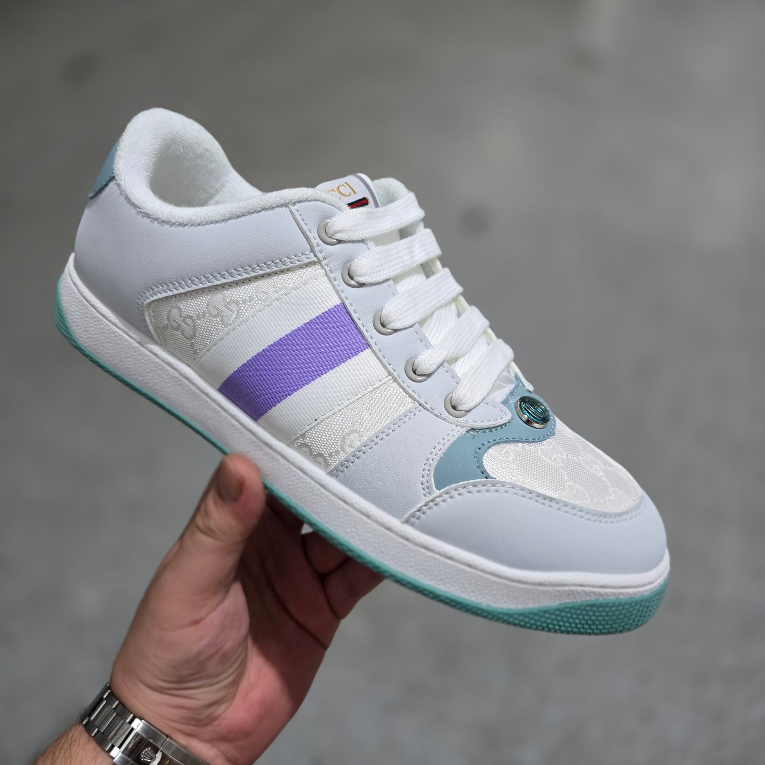 ＃东莞大厂福利‼️💰118
Gucci Screener sneaker 古驰双G小脏鞋系列复古怀旧校园风低帮板鞋 全套原楦原纸版原鞋开模 全网最具灵魂的版型 鞋头上翘1.6CM 后跟自然弧度内收 双G珐琅 条纹清晰 原厂五金带3M反光 原装意大利进口里外全皮 纯手工水洗做旧处理 侧面条纹饰带 原厂定制 零串色零起毛 大底防滑网格由里到外大小逐渐递减 原厂数据电绣 清晰立体 多边形闪钻大小一致带光泽 全鞋电脑针车 紧密相连 针距密度一致 环保乳胶注塑鞋垫 厚度脚感还原原版 皮面裁剪部位 统一油边封口工艺 大底组合零偏差 挑战各种艺术家 右脚鞋侧嵌入防伪芯片装置＋鞋盒标二唯码扫描 秒进官网 专柜全套包装 防尘袋 说明书 质保卡 购物袋 Size：35 36 37 38 39 40 41 42 43 44 45
编码：yby1936075