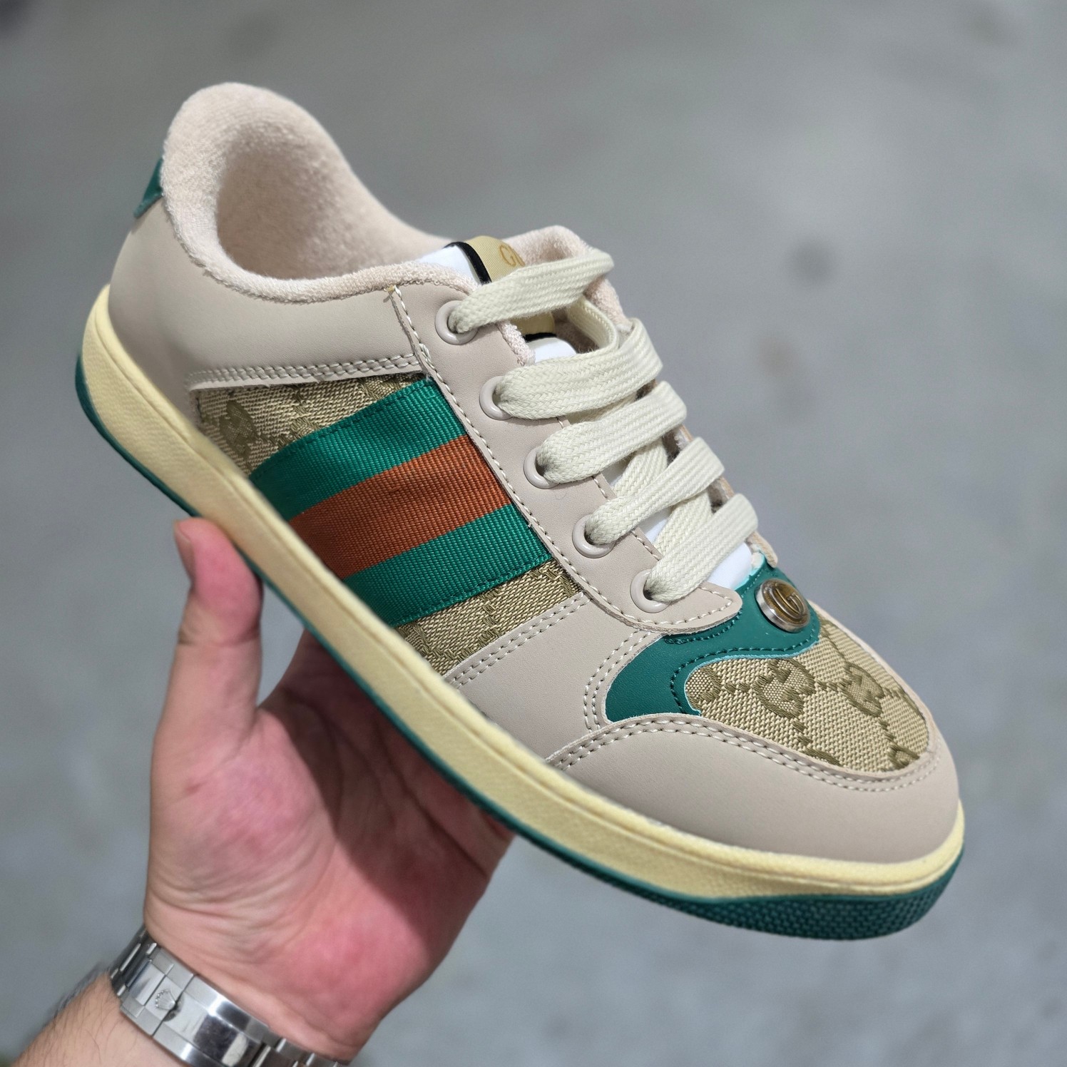 ＃东莞大厂福利‼️💰118
Gucci Screener sneaker 古驰双G小脏鞋系列复古怀旧校园风低帮板鞋 全套原楦原纸版原鞋开模 全网最具灵魂的版型 鞋头上翘1.6CM 后跟自然弧度内收 双G珐琅 条纹清晰 原厂五金带3M反光 原装意大利进口里外全皮 纯手工水洗做旧处理 侧面条纹饰带 原厂定制 零串色零起毛 大底防滑网格由里到外大小逐渐递减 原厂数据电绣 清晰立体 多边形闪钻大小一致带光泽 全鞋电脑针车 紧密相连 针距密度一致 环保乳胶注塑鞋垫 厚度脚感还原原版 皮面裁剪部位 统一油边封口工艺 大底组合零偏差 挑战各种艺术家 右脚鞋侧嵌入防伪芯片装置＋鞋盒标二唯码扫描 秒进官网 专柜全套包装 防尘袋 说明书 质保卡 购物袋 Size：35 36 37 38 39 40 41 42 43 44 45
编码：yby1936075