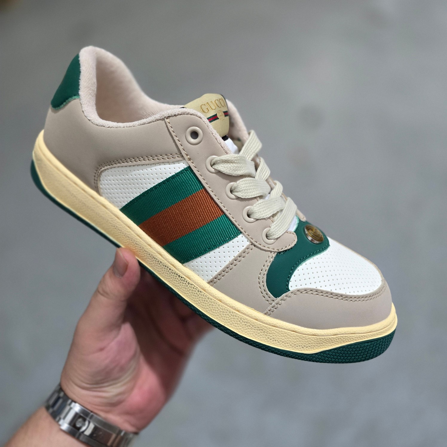 ＃东莞大厂福利‼️💰118
Gucci Screener sneaker 古驰双G小脏鞋系列复古怀旧校园风低帮板鞋 全套原楦原纸版原鞋开模 全网最具灵魂的版型 鞋头上翘1.6CM 后跟自然弧度内收 双G珐琅 条纹清晰 原厂五金带3M反光 原装意大利进口里外全皮 纯手工水洗做旧处理 侧面条纹饰带 原厂定制 零串色零起毛 大底防滑网格由里到外大小逐渐递减 原厂数据电绣 清晰立体 多边形闪钻大小一致带光泽 全鞋电脑针车 紧密相连 针距密度一致 环保乳胶注塑鞋垫 厚度脚感还原原版 皮面裁剪部位 统一油边封口工艺 大底组合零偏差 挑战各种艺术家 右脚鞋侧嵌入防伪芯片装置＋鞋盒标二唯码扫描 秒进官网 专柜全套包装 防尘袋 说明书 质保卡 购物袋 Size：35 36 37 38 39 40 41 42 43 44 45
编码：yby1936075