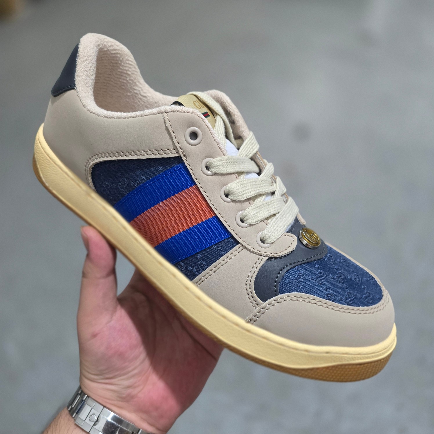 ＃东莞大厂福利‼️💰118
Gucci Screener sneaker 古驰双G小脏鞋系列复古怀旧校园风低帮板鞋 全套原楦原纸版原鞋开模 全网最具灵魂的版型 鞋头上翘1.6CM 后跟自然弧度内收 双G珐琅 条纹清晰 原厂五金带3M反光 原装意大利进口里外全皮 纯手工水洗做旧处理 侧面条纹饰带 原厂定制 零串色零起毛 大底防滑网格由里到外大小逐渐递减 原厂数据电绣 清晰立体 多边形闪钻大小一致带光泽 全鞋电脑针车 紧密相连 针距密度一致 环保乳胶注塑鞋垫 厚度脚感还原原版 皮面裁剪部位 统一油边封口工艺 大底组合零偏差 挑战各种艺术家 右脚鞋侧嵌入防伪芯片装置＋鞋盒标二唯码扫描 秒进官网 专柜全套包装 防尘袋 说明书 质保卡 购物袋 Size：35 36 37 38 39 40 41 42 43 44 45
编码：yby1936075