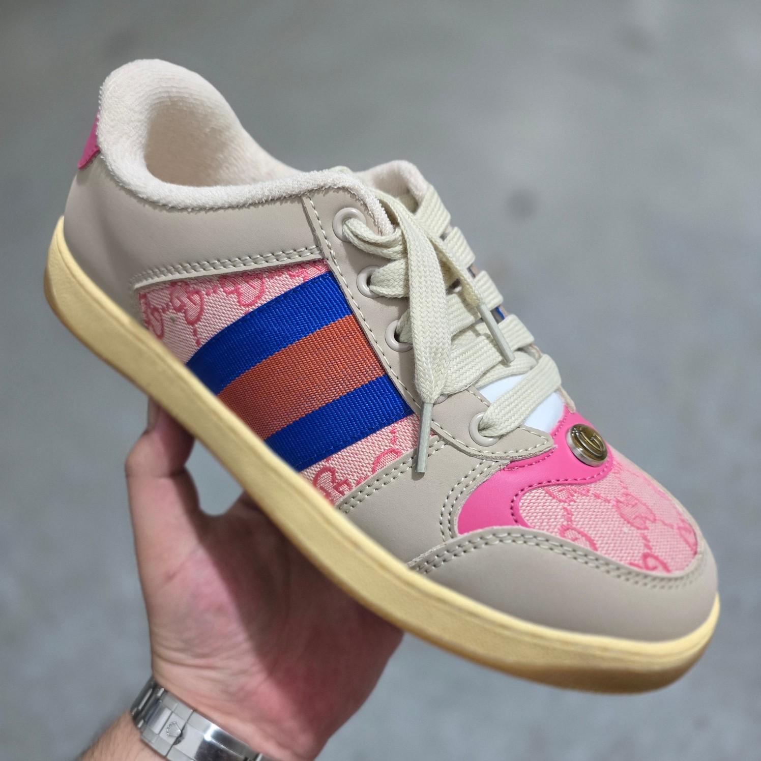 ＃东莞大厂福利‼️💰118
Gucci Screener sneaker 古驰双G小脏鞋系列复古怀旧校园风低帮板鞋 全套原楦原纸版原鞋开模 全网最具灵魂的版型 鞋头上翘1.6CM 后跟自然弧度内收 双G珐琅 条纹清晰 原厂五金带3M反光 原装意大利进口里外全皮 纯手工水洗做旧处理 侧面条纹饰带 原厂定制 零串色零起毛 大底防滑网格由里到外大小逐渐递减 原厂数据电绣 清晰立体 多边形闪钻大小一致带光泽 全鞋电脑针车 紧密相连 针距密度一致 环保乳胶注塑鞋垫 厚度脚感还原原版 皮面裁剪部位 统一油边封口工艺 大底组合零偏差 挑战各种艺术家 右脚鞋侧嵌入防伪芯片装置＋鞋盒标二唯码扫描 秒进官网 专柜全套包装 防尘袋 说明书 质保卡 购物袋 Size：35 36 37 38 39 40 41 42 43 44 45
编码：yby1936075